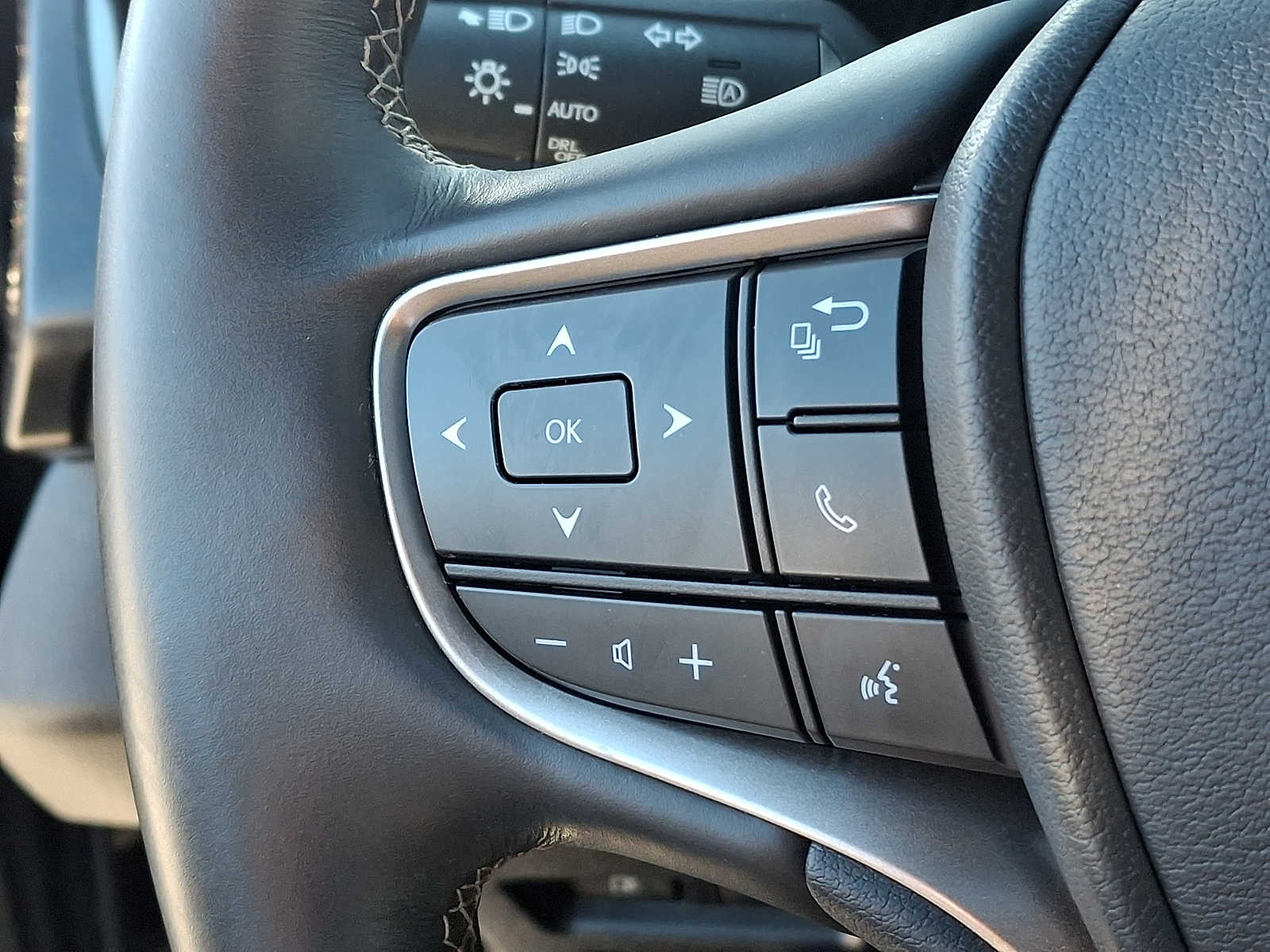 Thumbnail: 2019 Lexus UX - 22