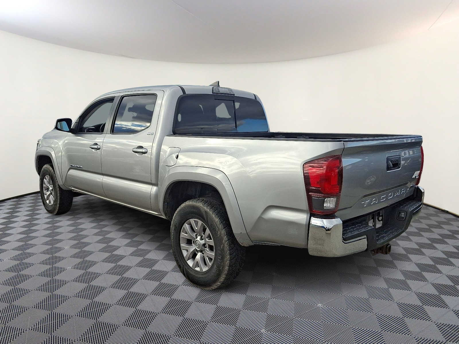 Thumbnail: 2018 Toyota Tacoma - 9