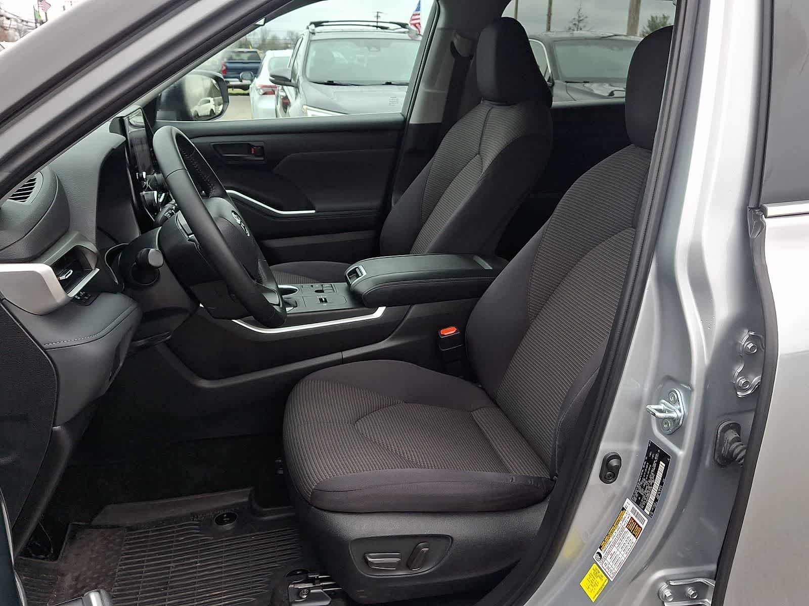 Thumbnail: 2023 Toyota Highlander - 17