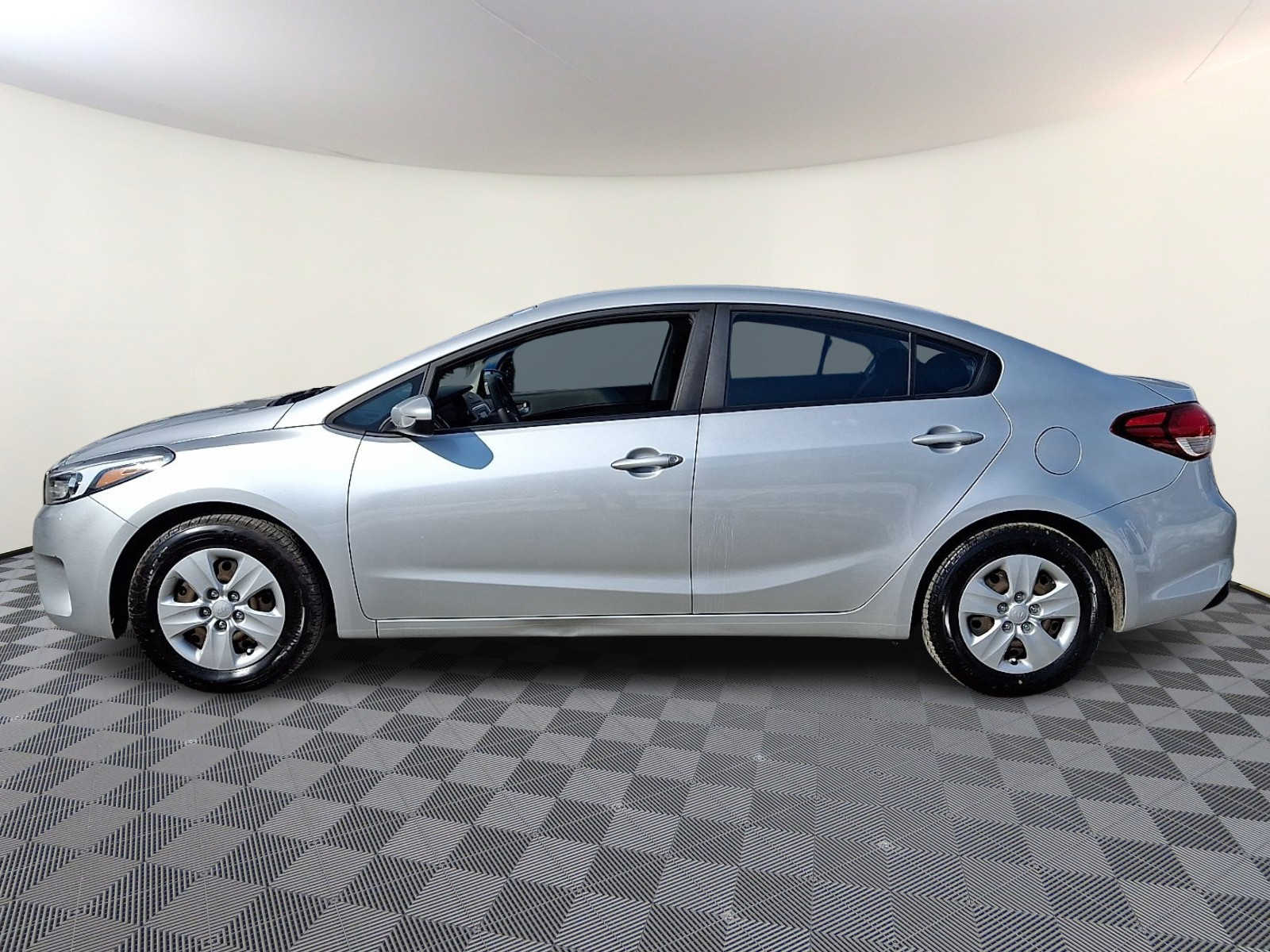 Thumbnail: 2017 Kia Forte - 8