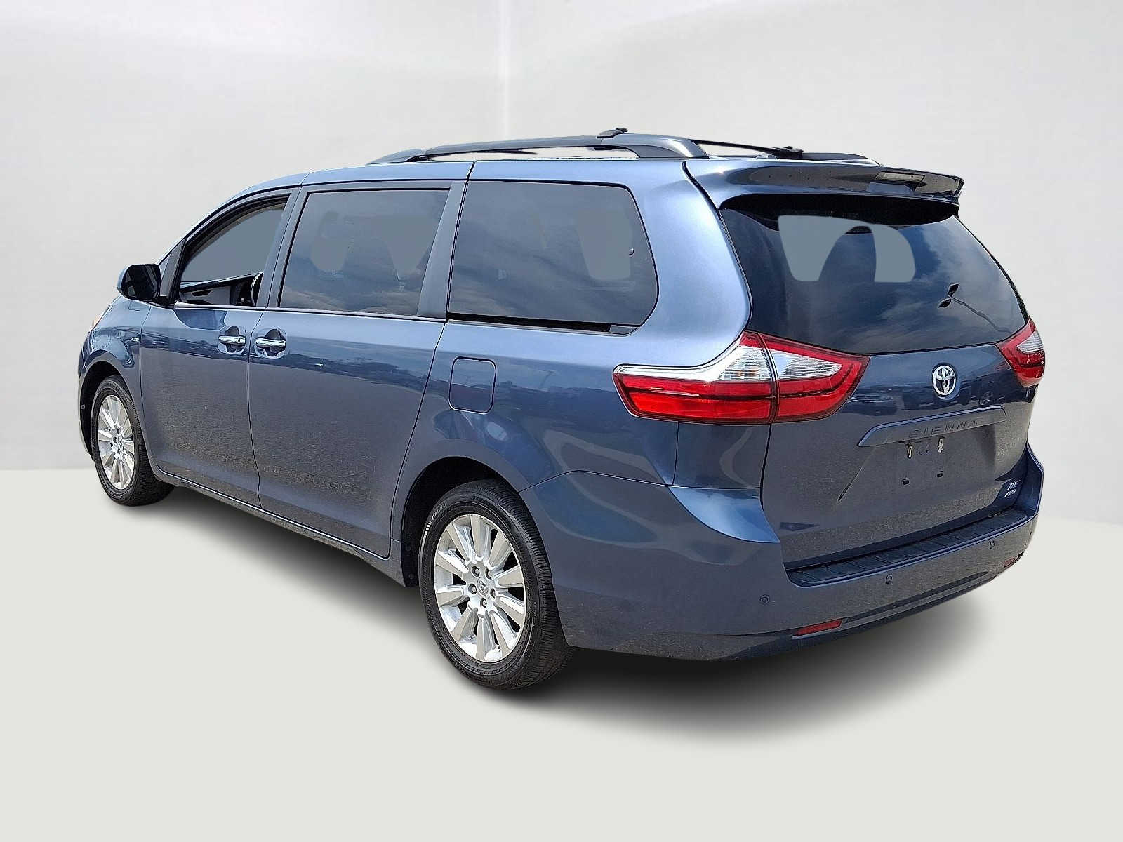 Thumbnail: 2016 Toyota Sienna - 8