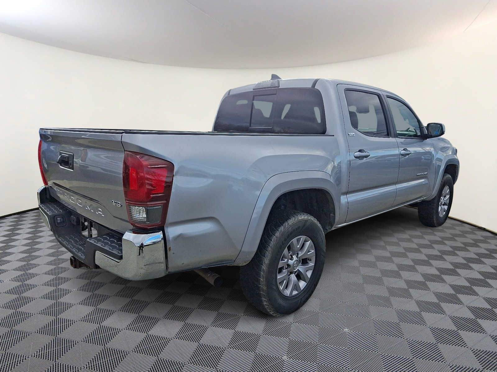 Thumbnail: 2018 Toyota Tacoma - 6