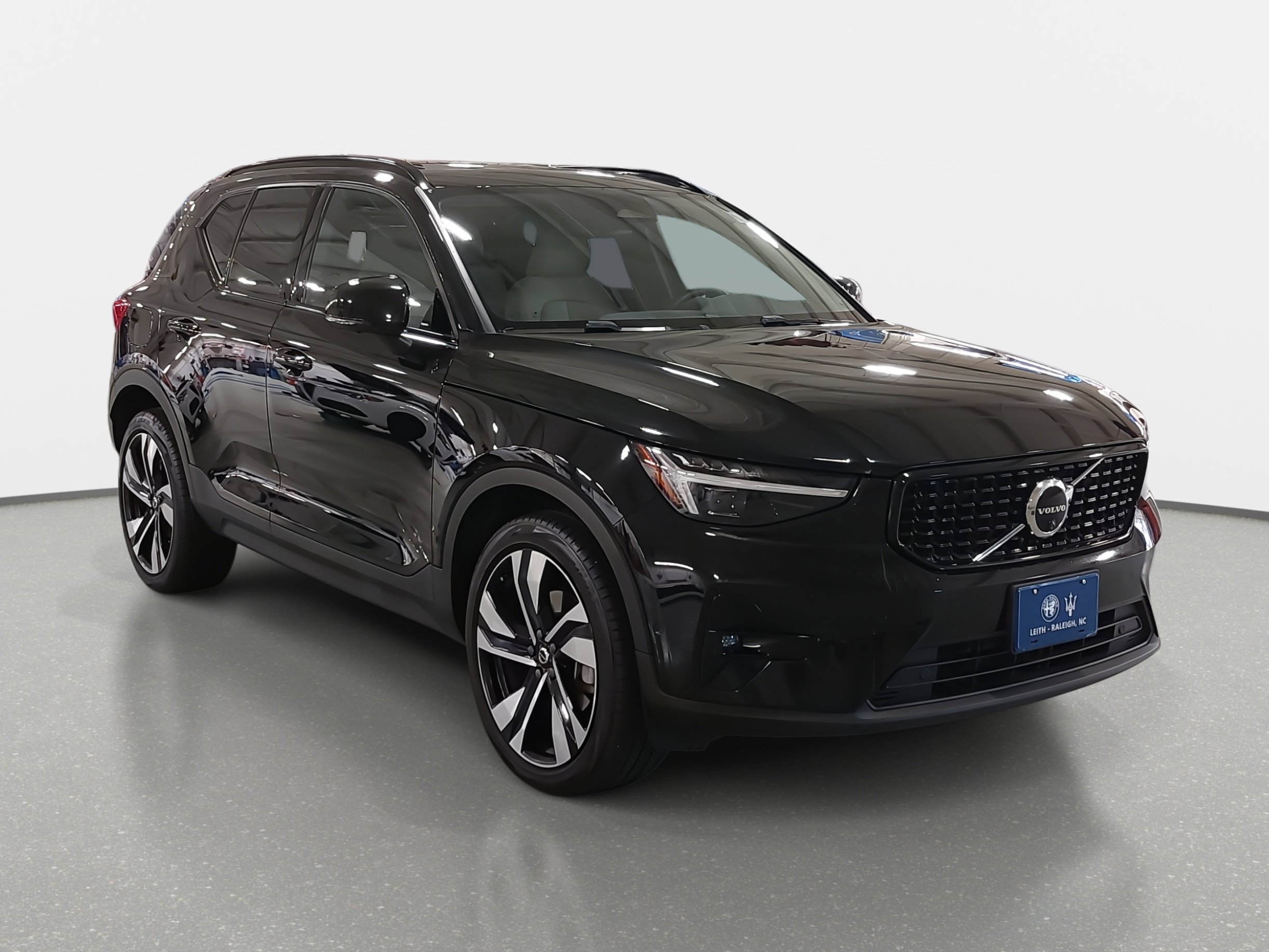 2023 Volvo XC40 AWD Ultimate photo 3
