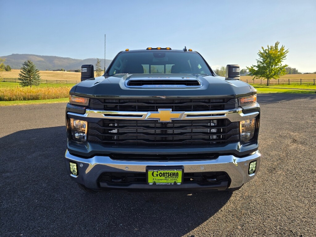 2025 Chevrolet Silverado 3500HD LT photo 2