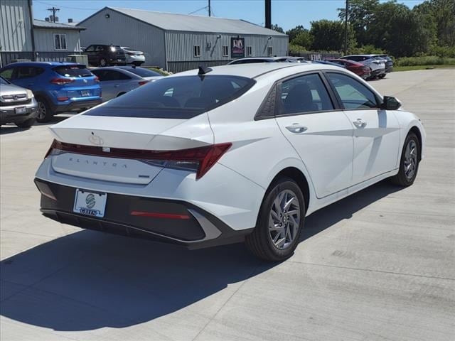 Used 2024 Hyundai Elantra Blue with VIN KMHLM4DJXRU109367 for sale in Springfield, IL