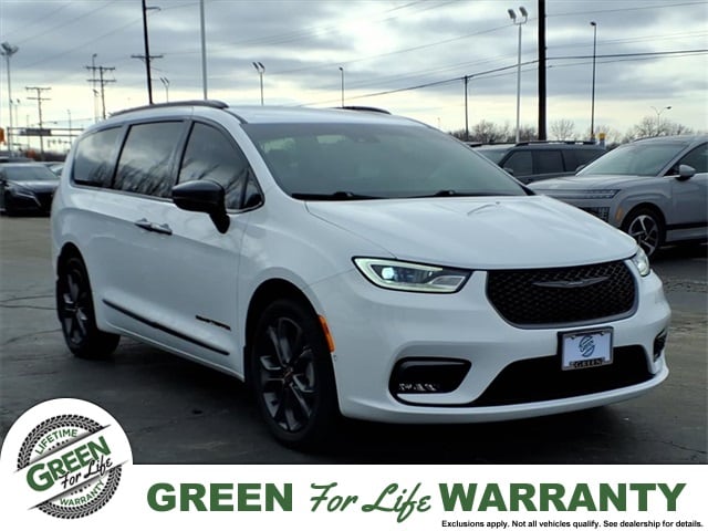 2023 Chrysler Pacifica Touring L's photo