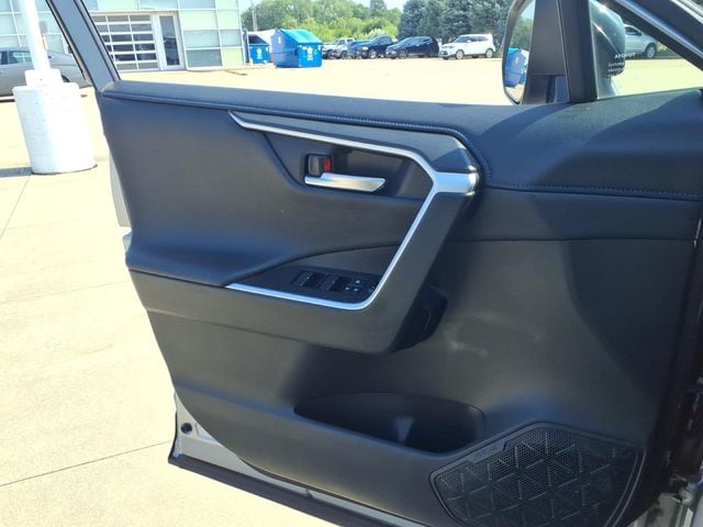 2020 Toyota RAV4 XSE - Photo 19