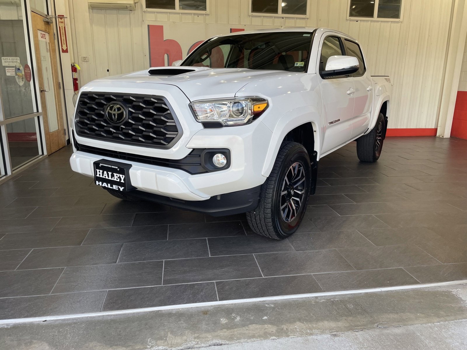 Used 2021 Toyota Tacoma TRD Sport with VIN 5TFCZ5AN2MX255143 for sale in Farmville, VA