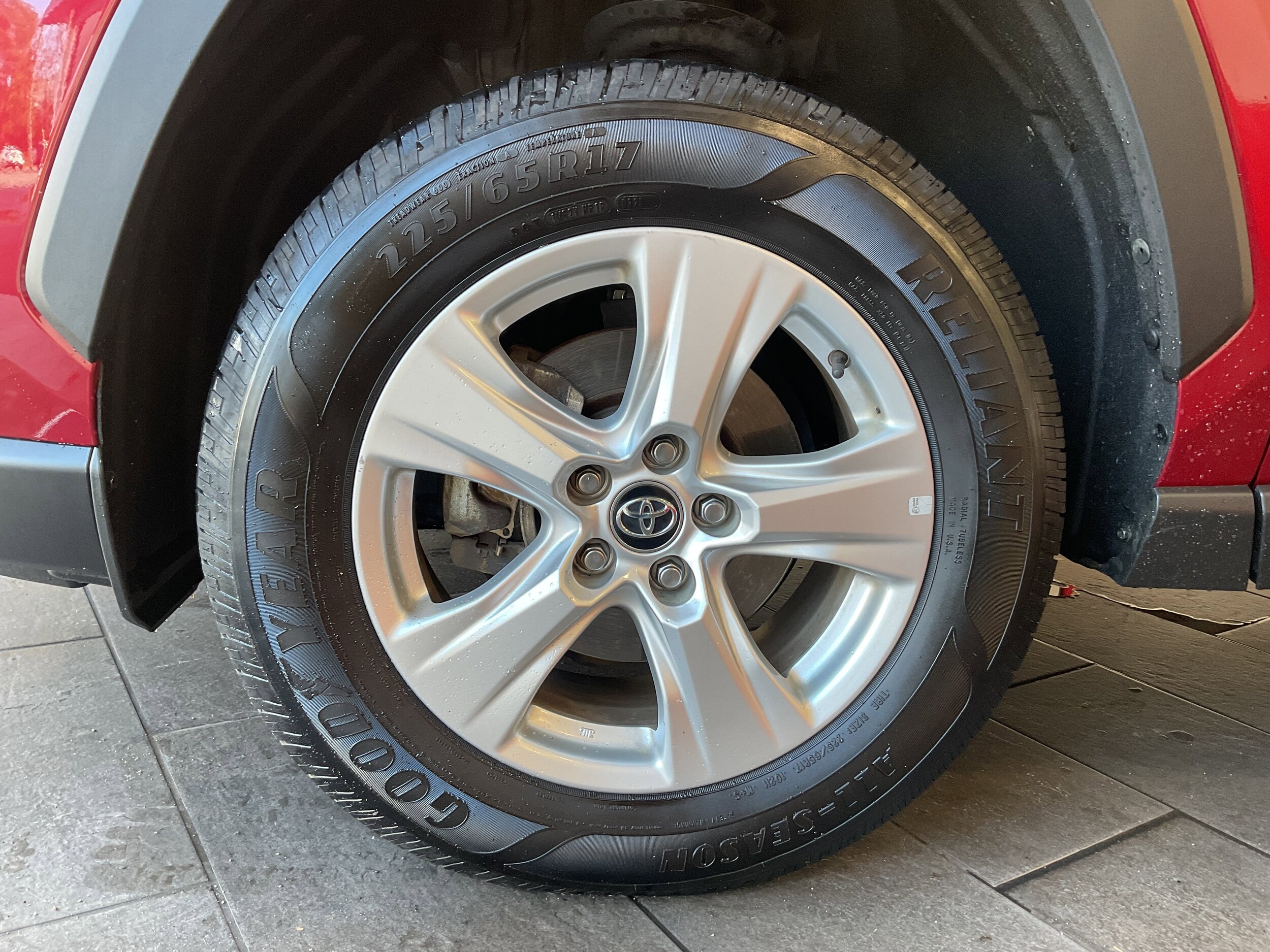 2021 Toyota RAV4 XLE photo 3