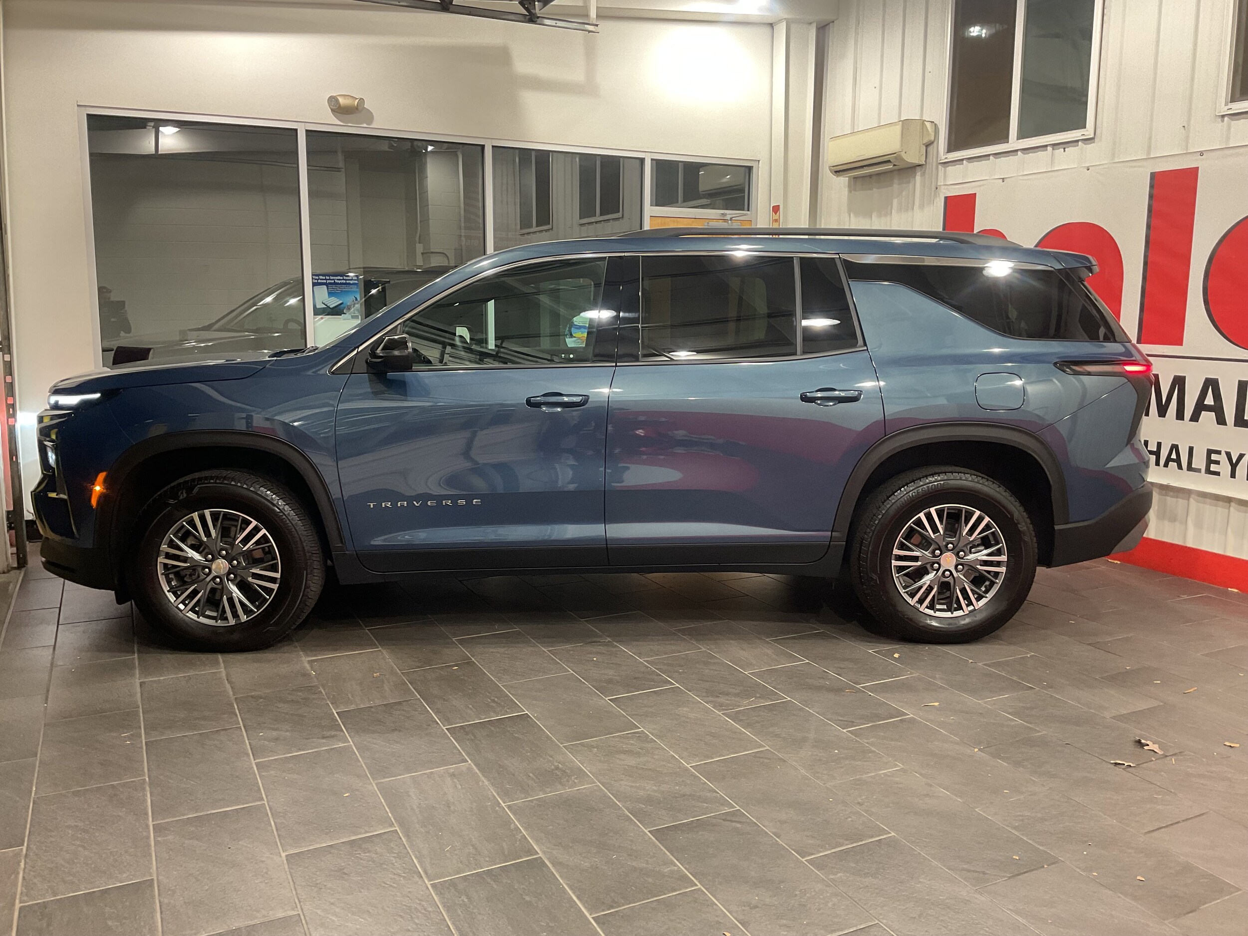 2025 Chevrolet Traverse 1LT photo 4