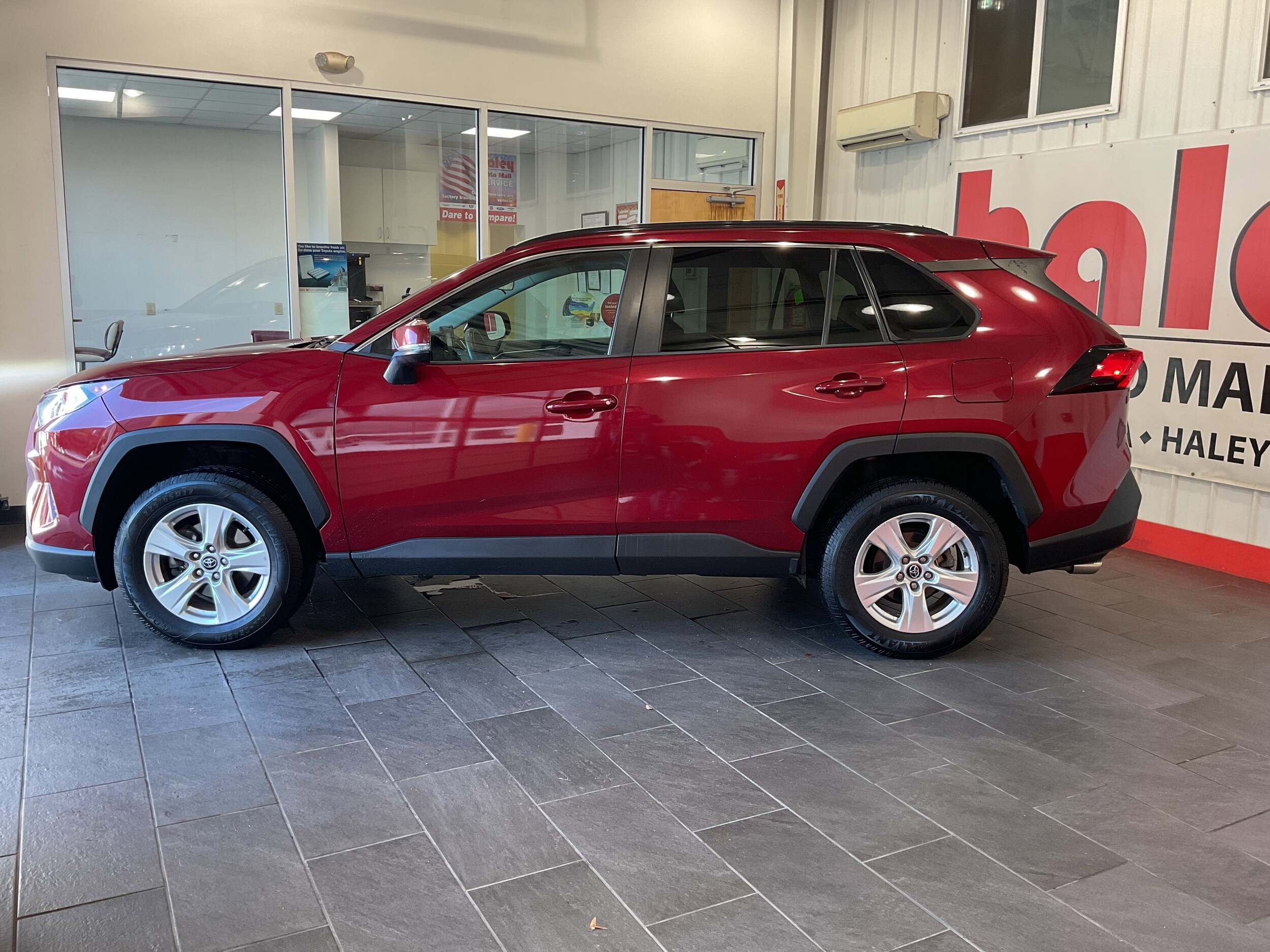 2021 Toyota RAV4 XLE photo 4