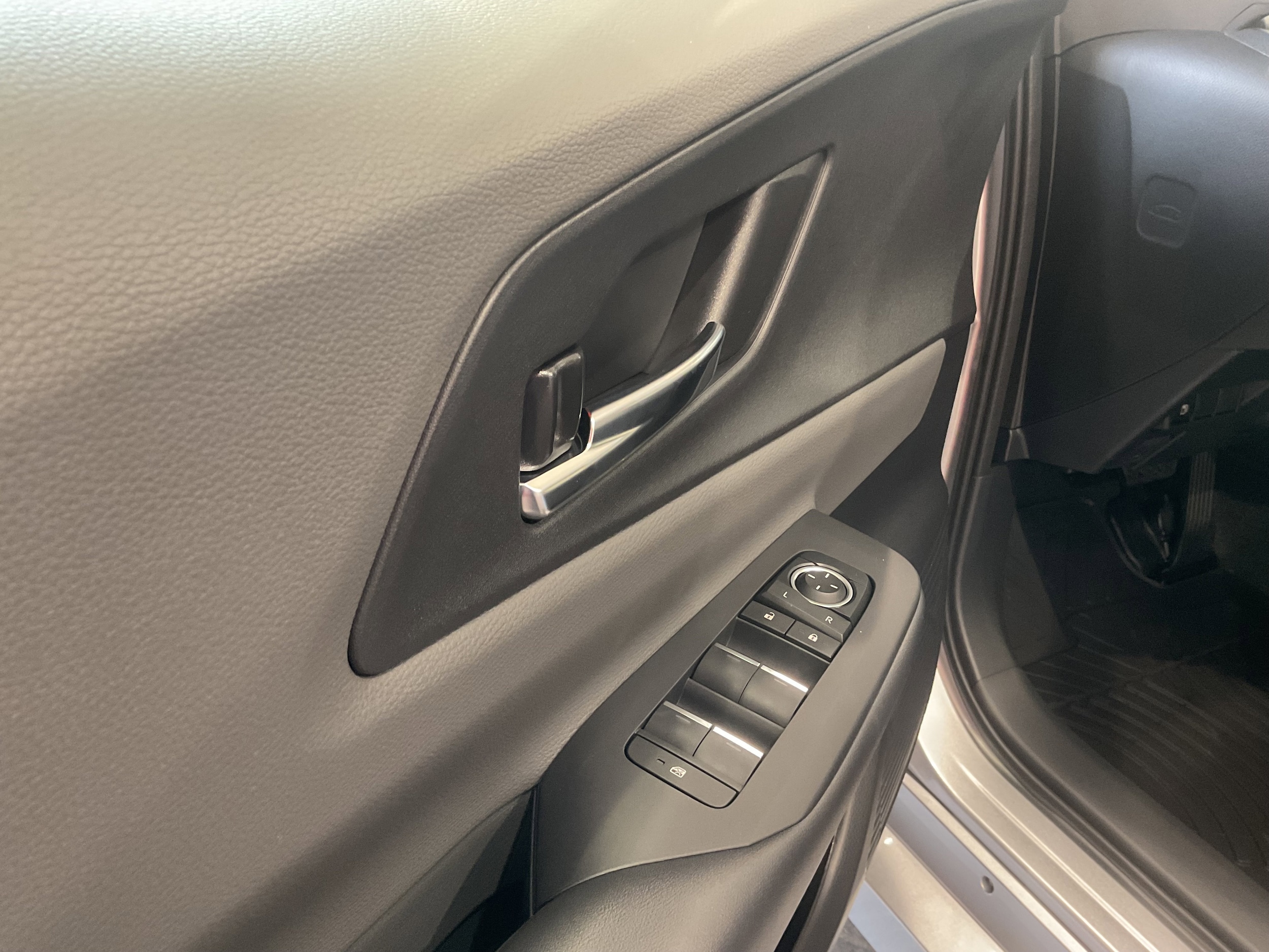 2026 Toyota Prius XLE - Photo 9