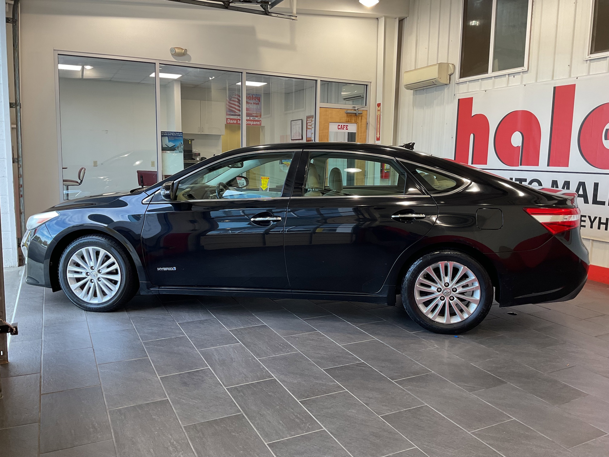 2014 Toyota Avalon Hybrid XLE Premium photo 2