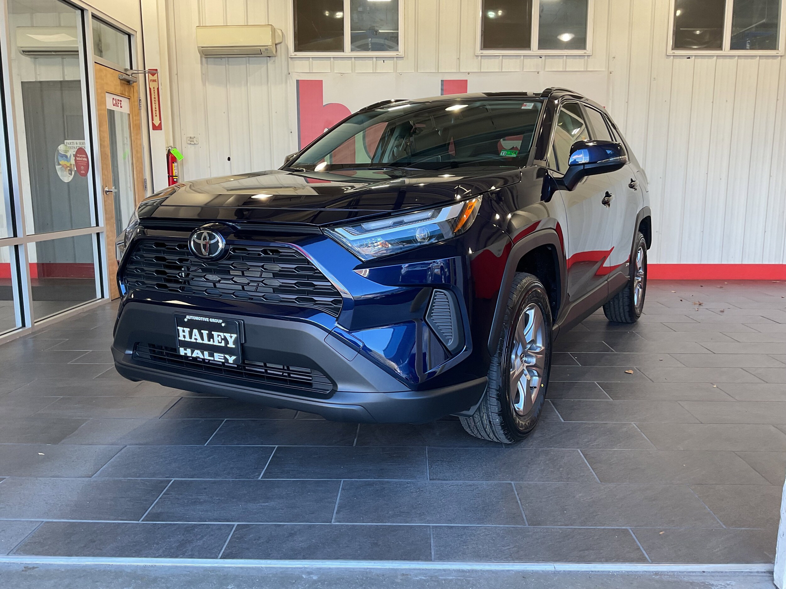 2025 Toyota RAV4 Hybrid XLE photo 2