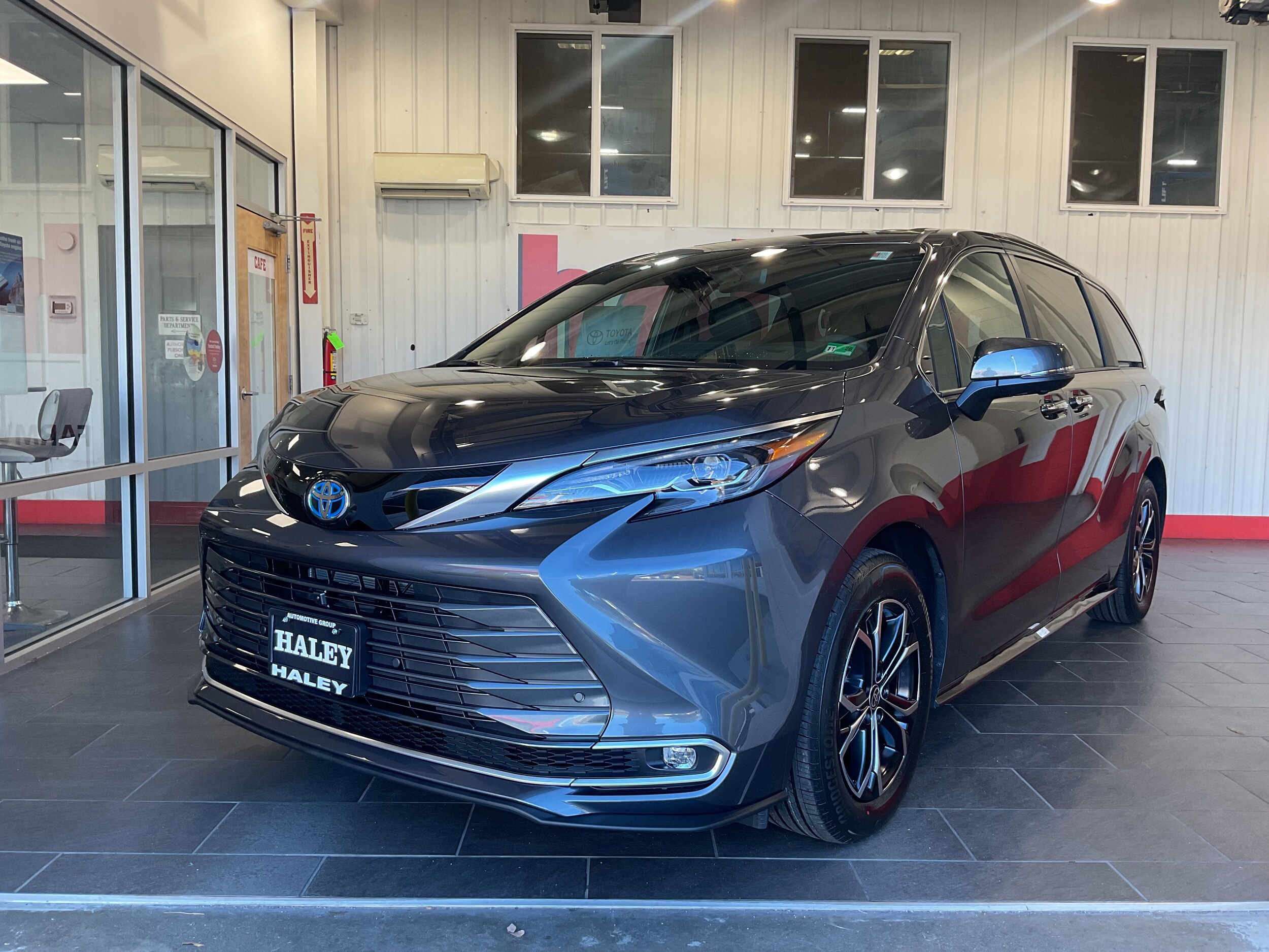 2025 Toyota Sienna Platinum photo 2