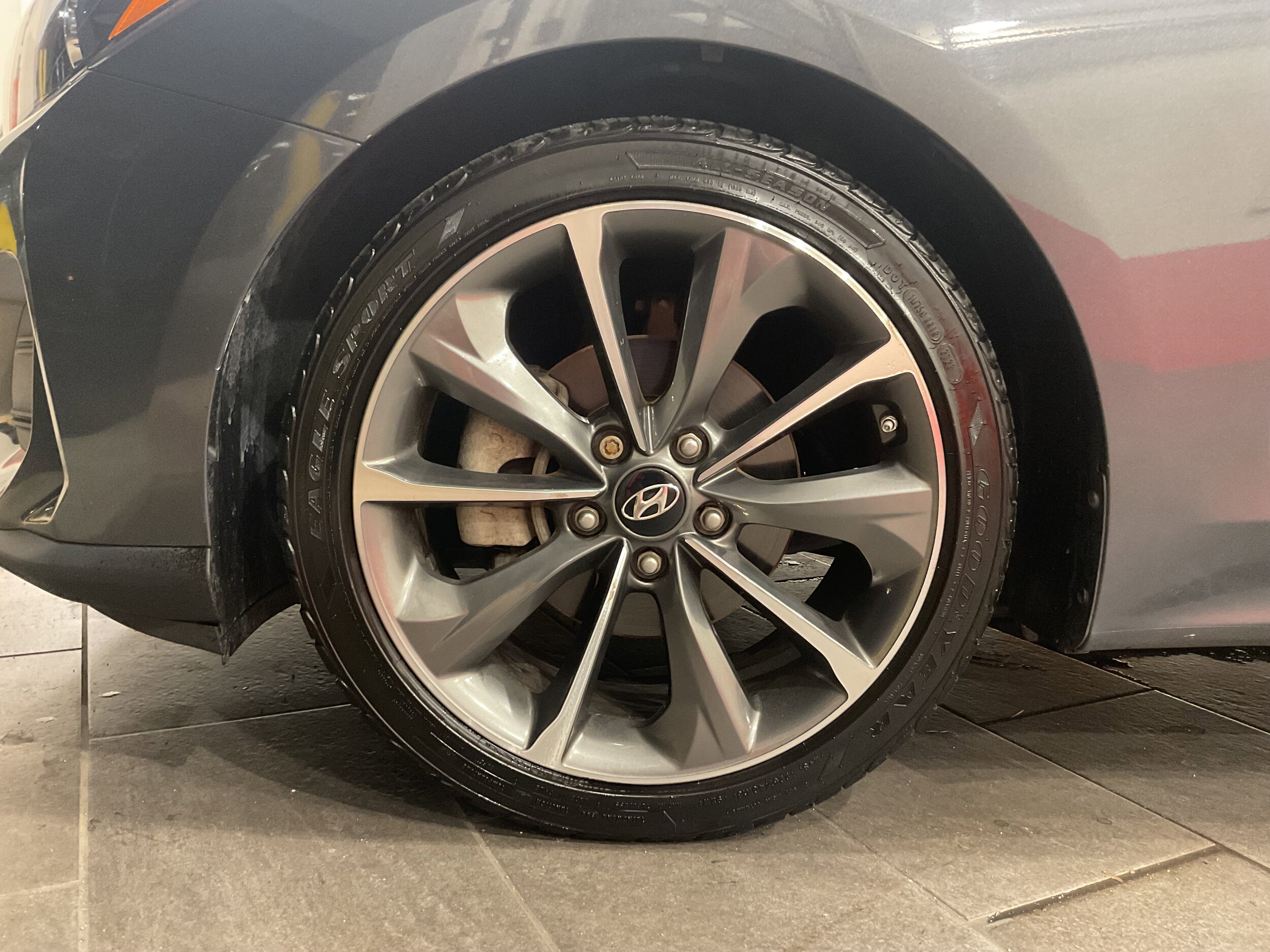 2020 Hyundai Veloster 2.0L Premium photo 2