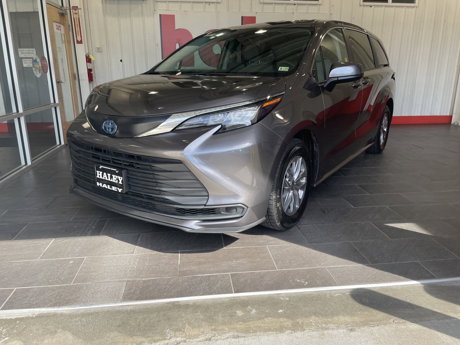 Used 2022 Toyota Sienna LE with VIN 5TDKRKEC0NS121824 for sale in Farmville, VA