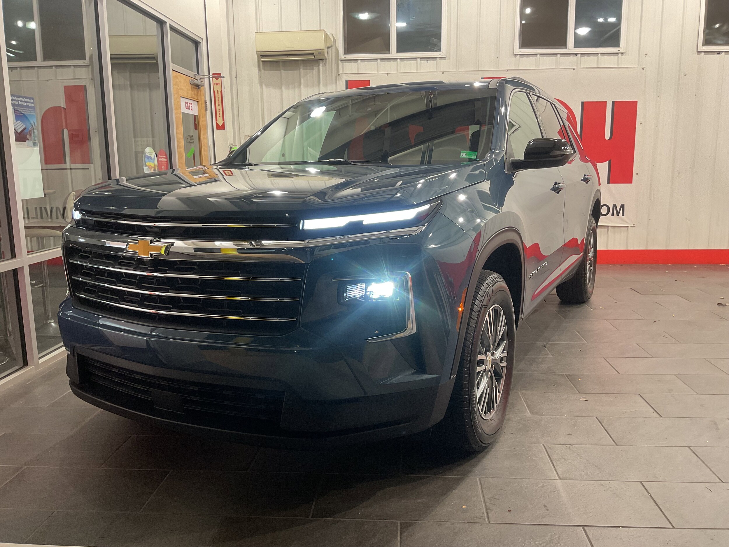 2025 Chevrolet Traverse 1LT photo 2