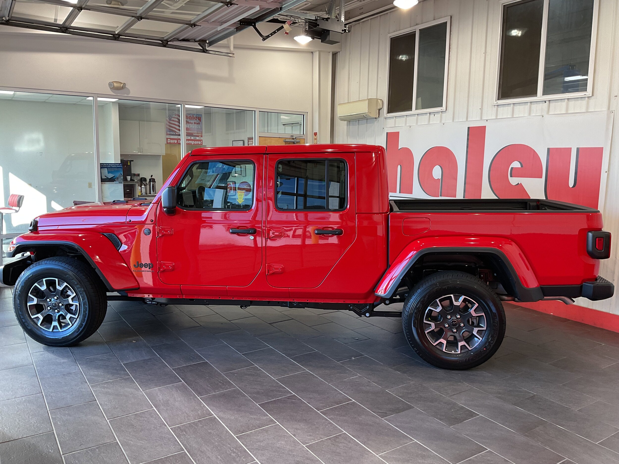 2025 Jeep Gladiator Sport S photo 3