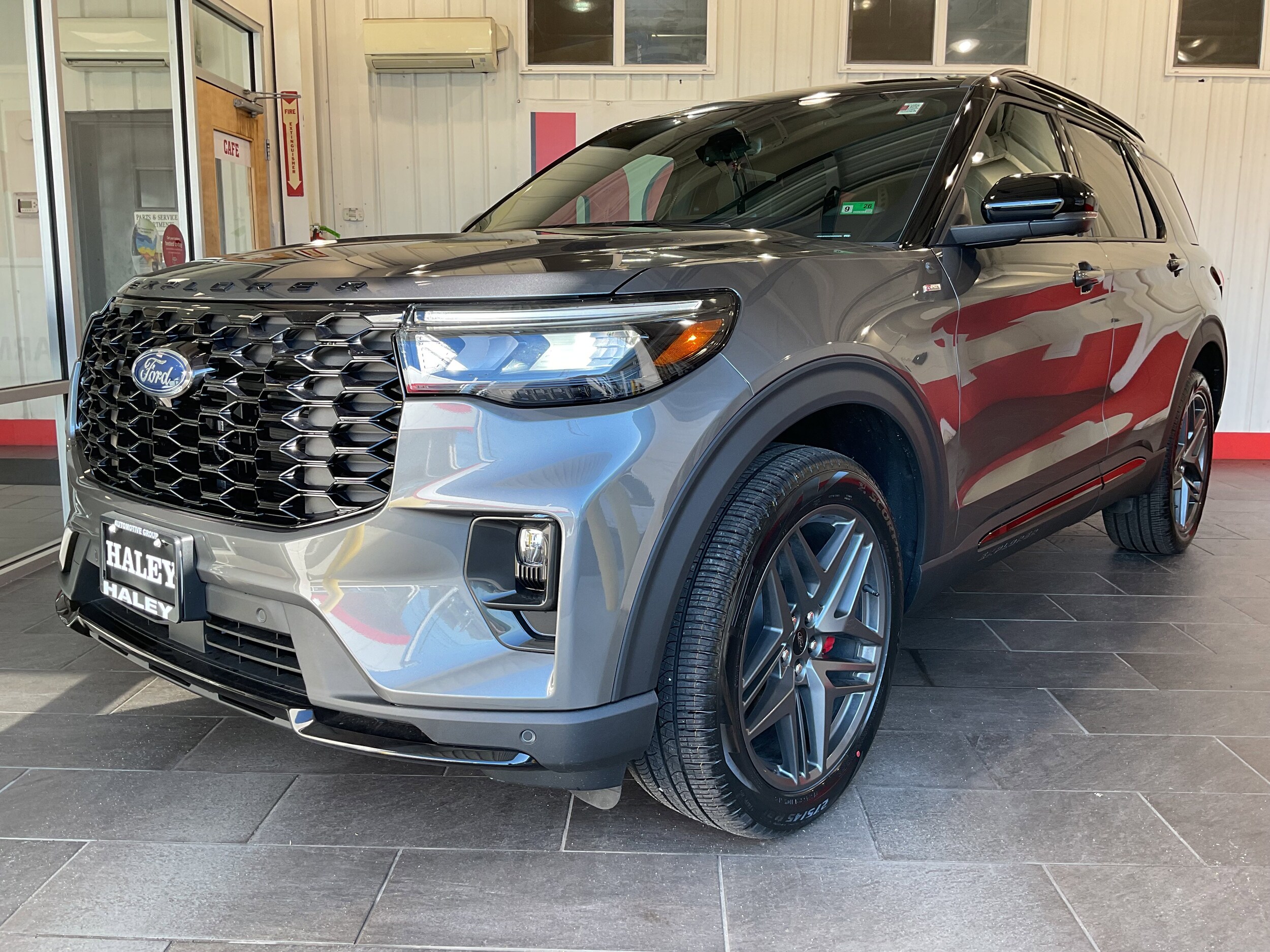 2025 Ford Explorer ST-Line photo 2