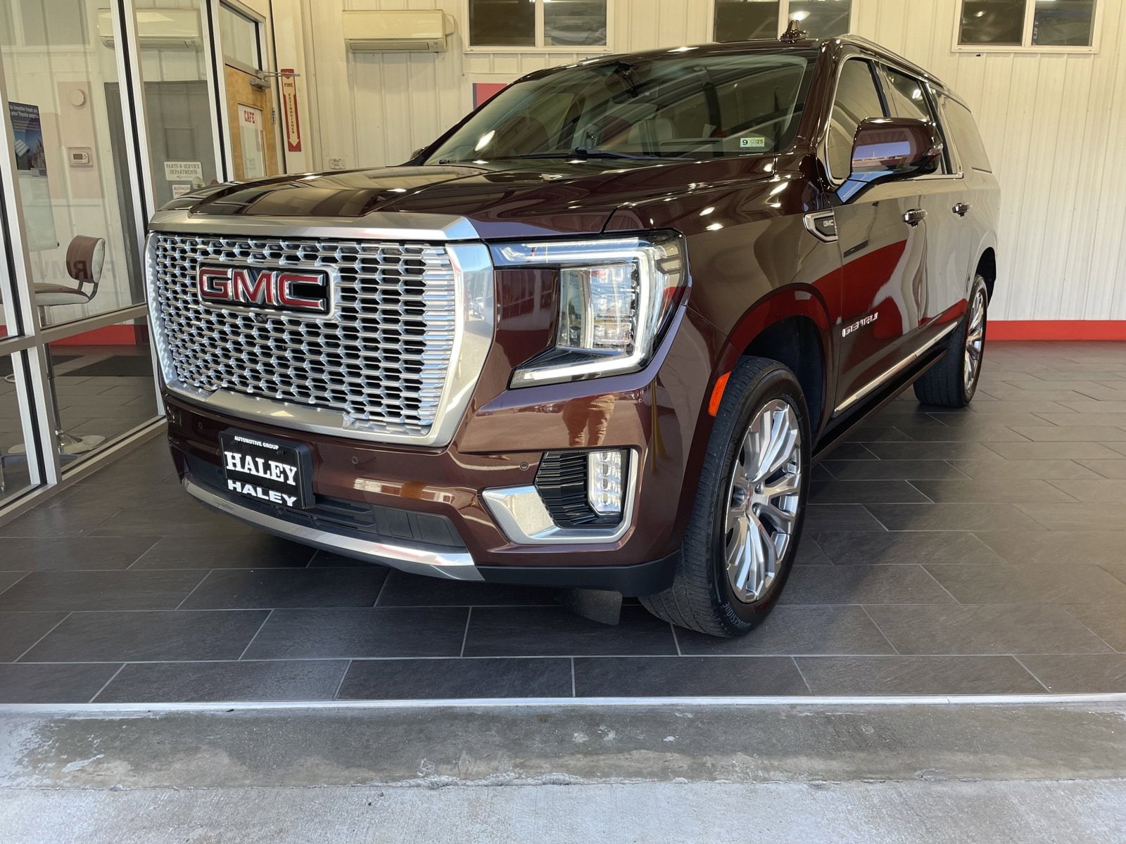 Used 2022 GMC Yukon XL Denali with VIN 1GKS2JKL1NR351152 for sale in Farmville, VA