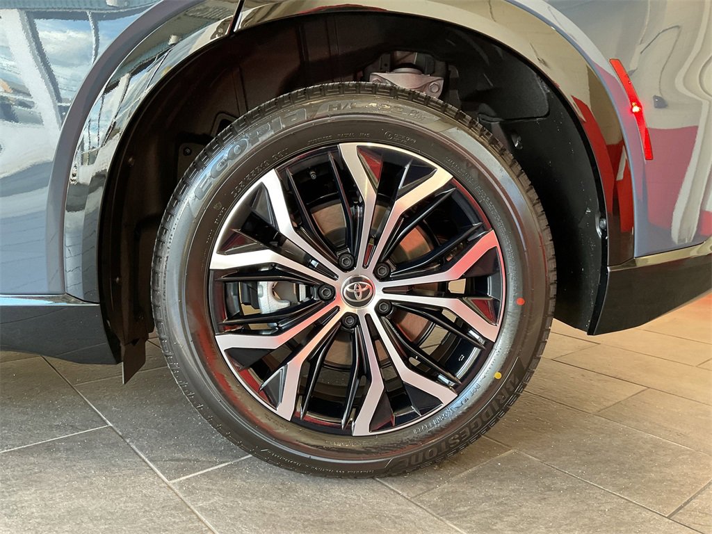 2025 Toyota Crown Signia XLE photo 4