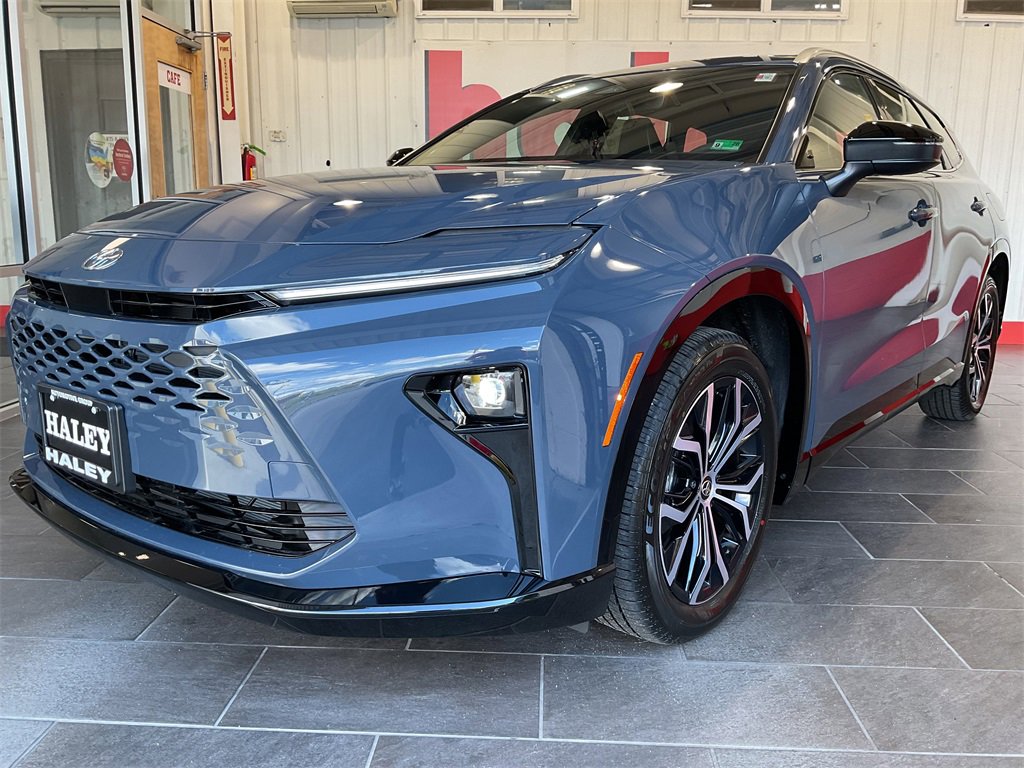 2025 Toyota Crown Signia XLE photo 2