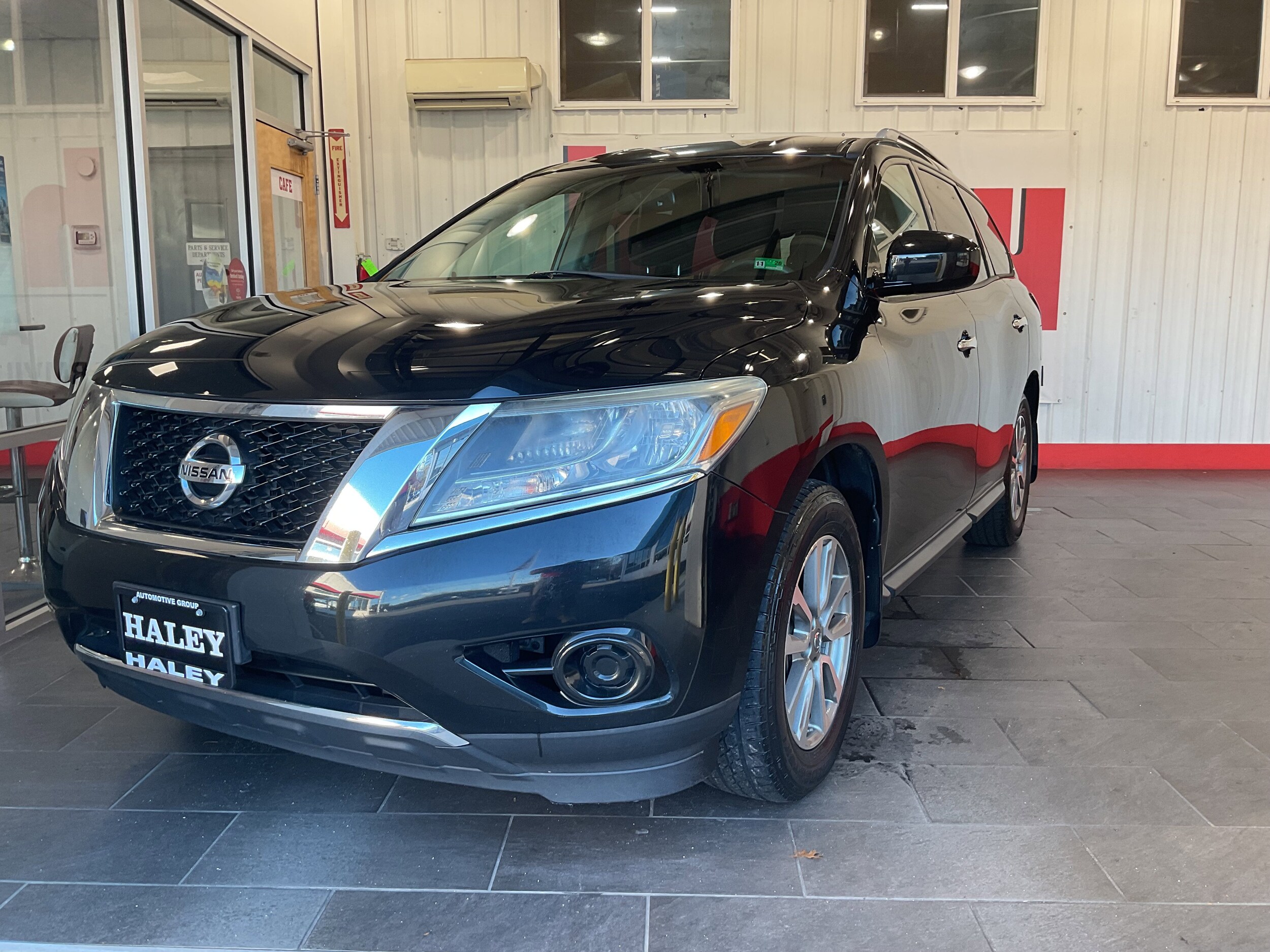 2016 Nissan Pathfinder S photo 2