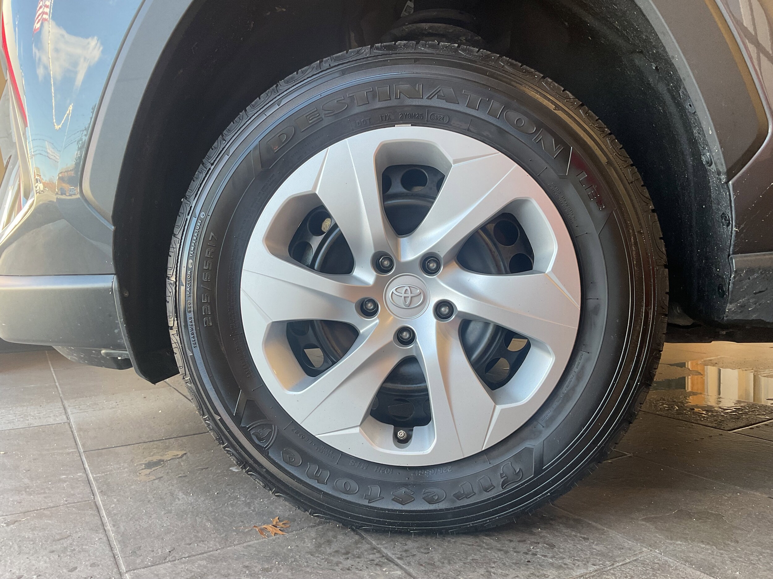 2025 Toyota RAV4 LE photo 4