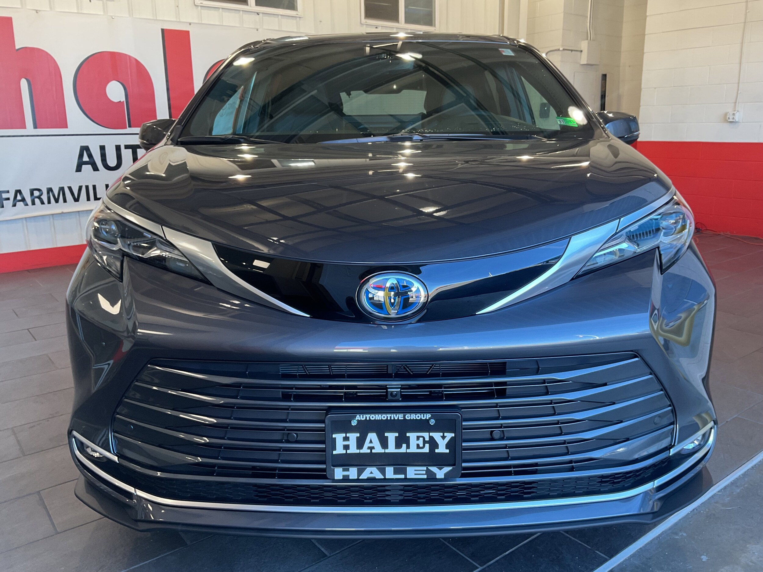 2025 Toyota Sienna Platinum photo 3