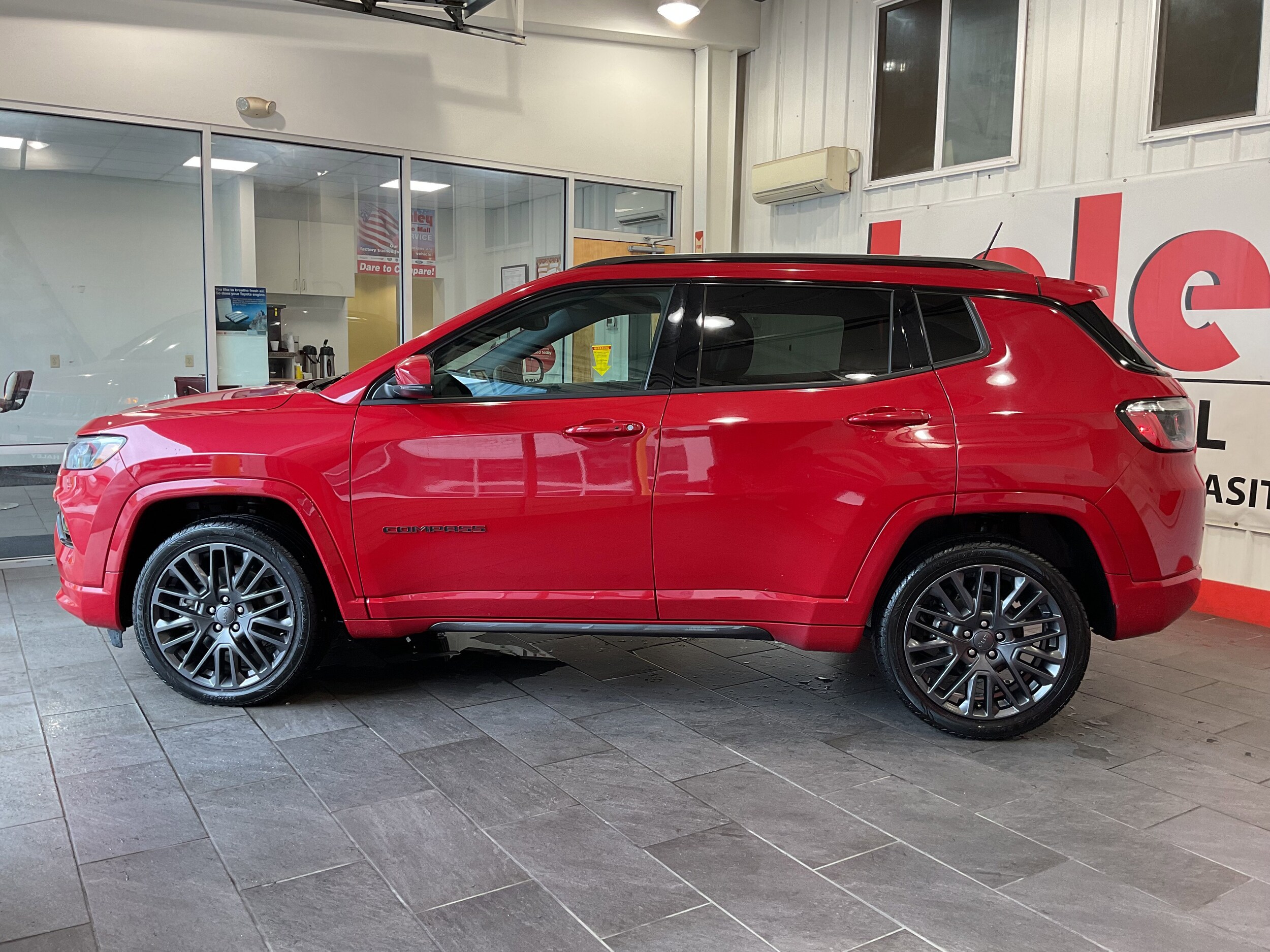 2023 Jeep Compass Limited Red Edition photo 3