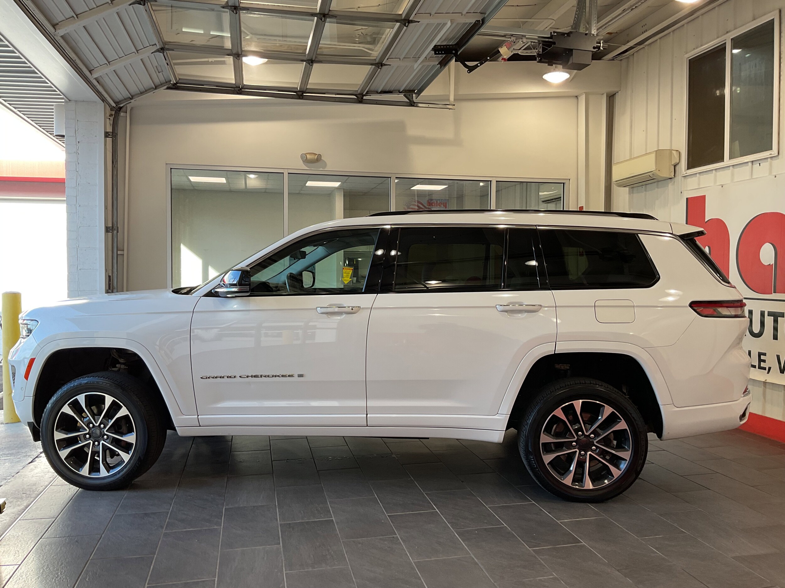 2022 Jeep Grand Cherokee Overland photo 3