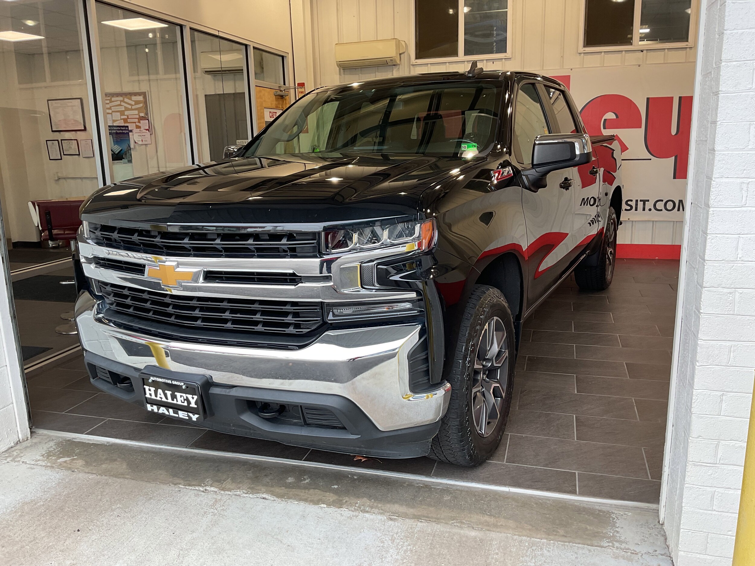 2021 Chevrolet Silverado 1500 LT photo 2