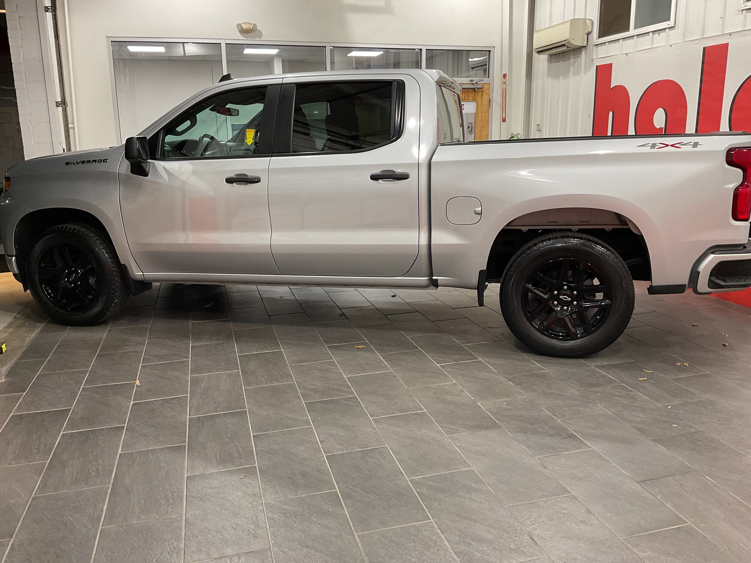 2022 Chevrolet Silverado 1500 Custom photo 2