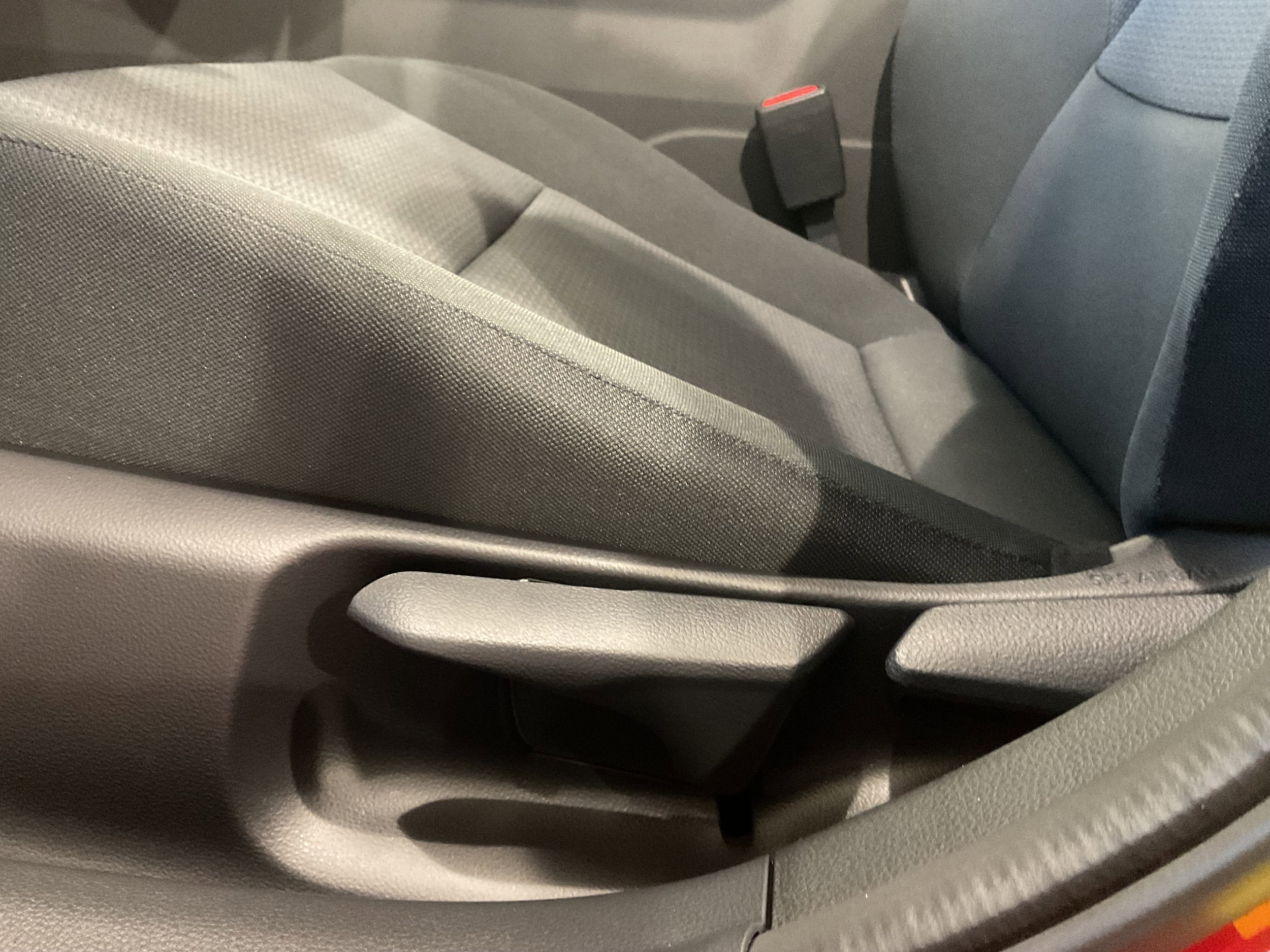 2026 Toyota Prius LE - Photo 13