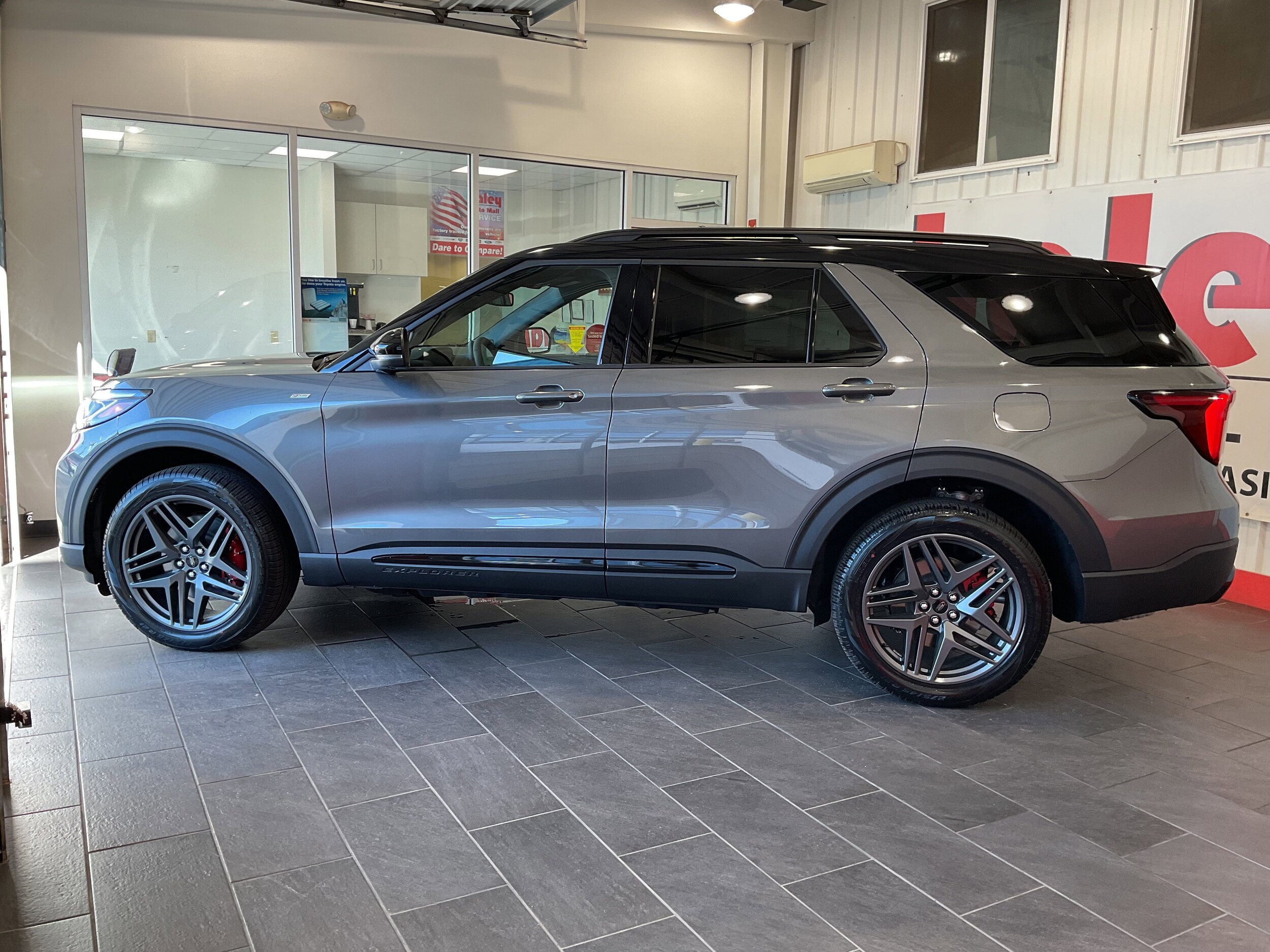 2025 Ford Explorer ST-Line photo 3