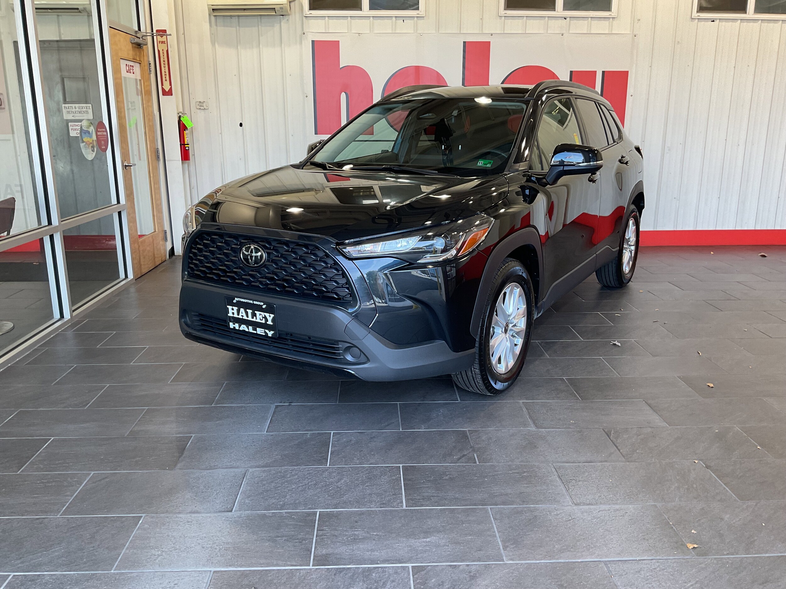 2025 Toyota Corolla Cross LE photo 2