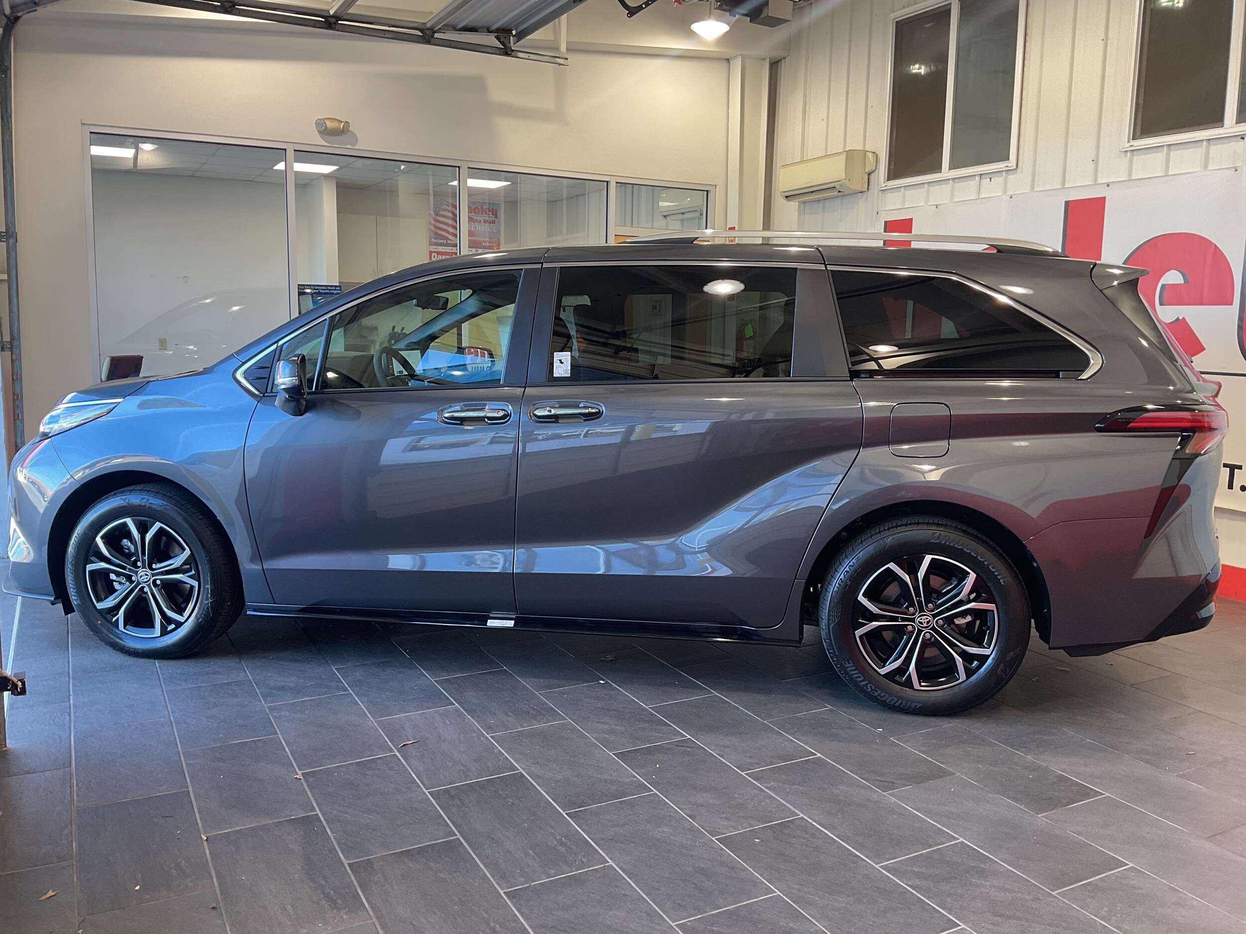 2025 Toyota Sienna Platinum photo 4