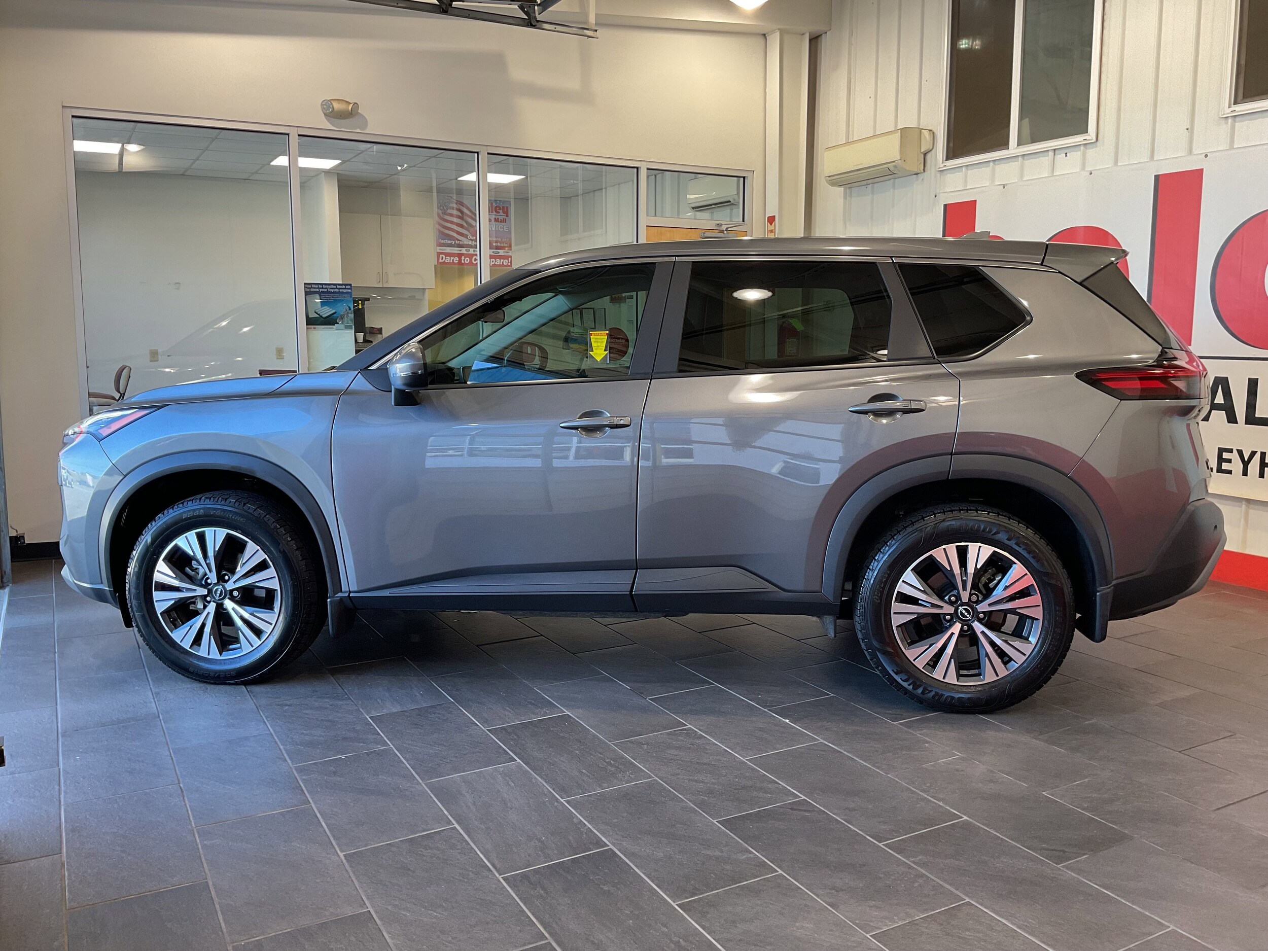 2023 Nissan Rogue SV photo 2