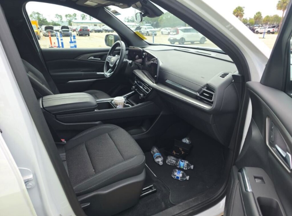 Used 2025 Chevrolet Traverse LT SUV