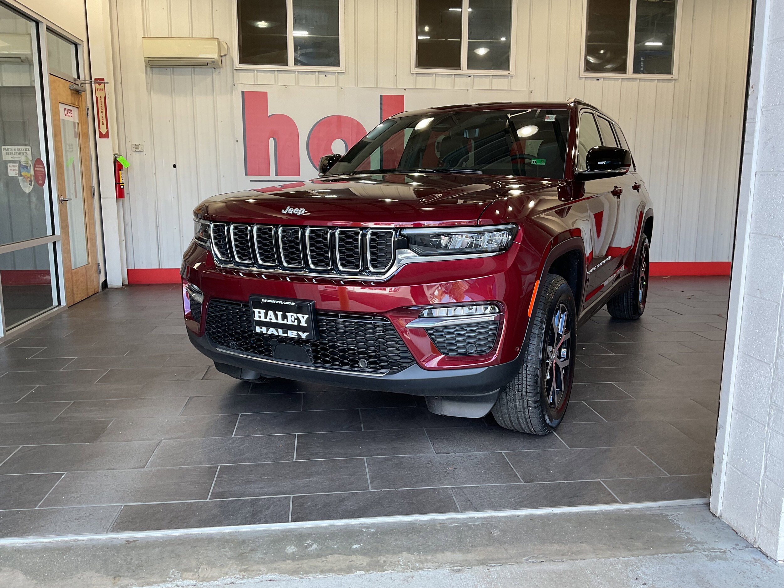 2025 Jeep Grand Cherokee Limited photo 2