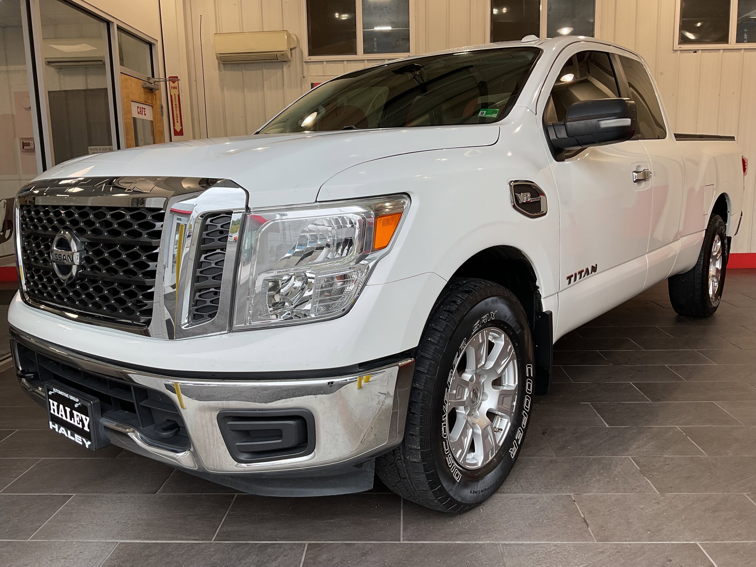 2017 Nissan Titan SV photo 2