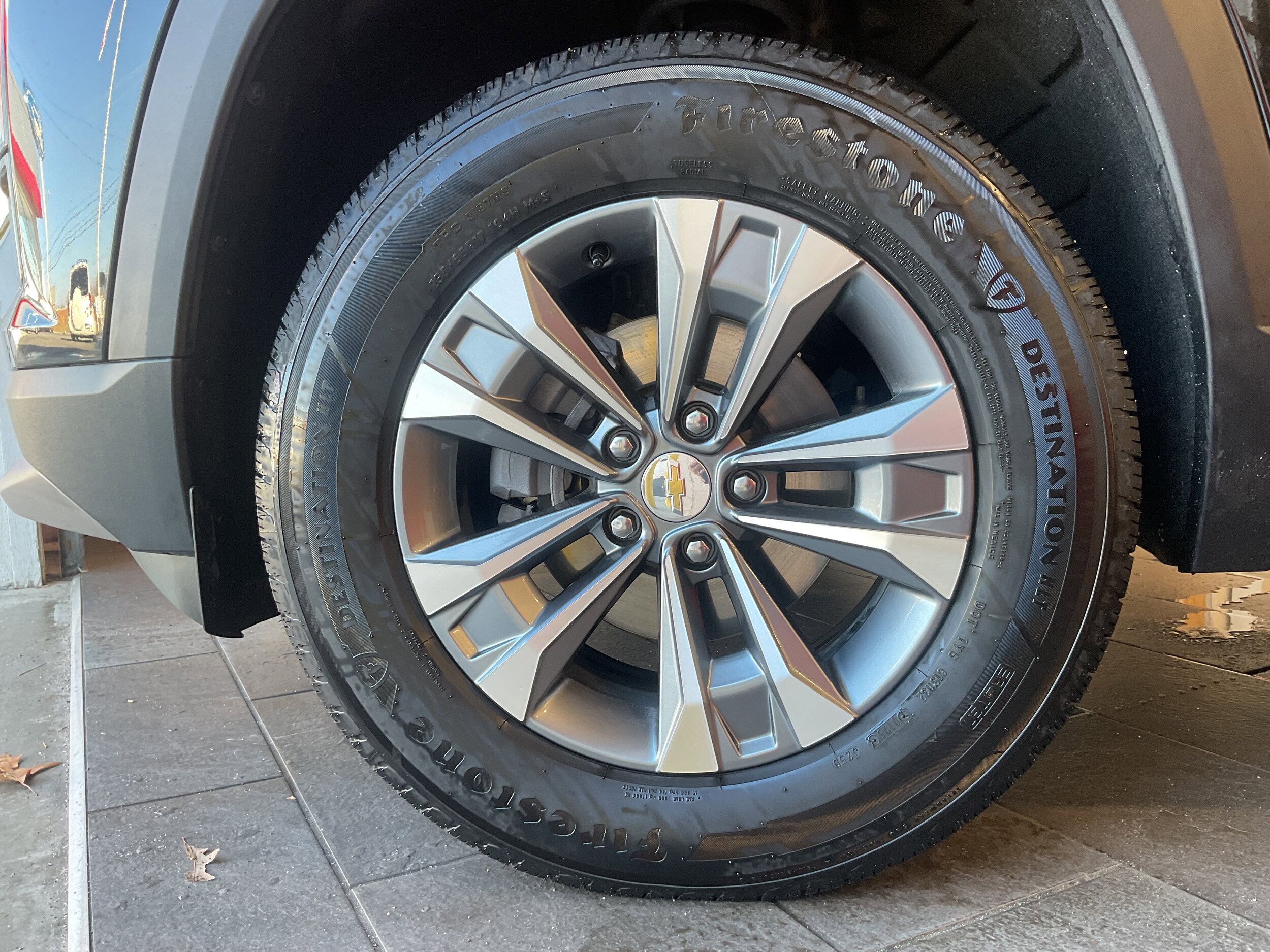 2025 Chevrolet Equinox LT photo 3