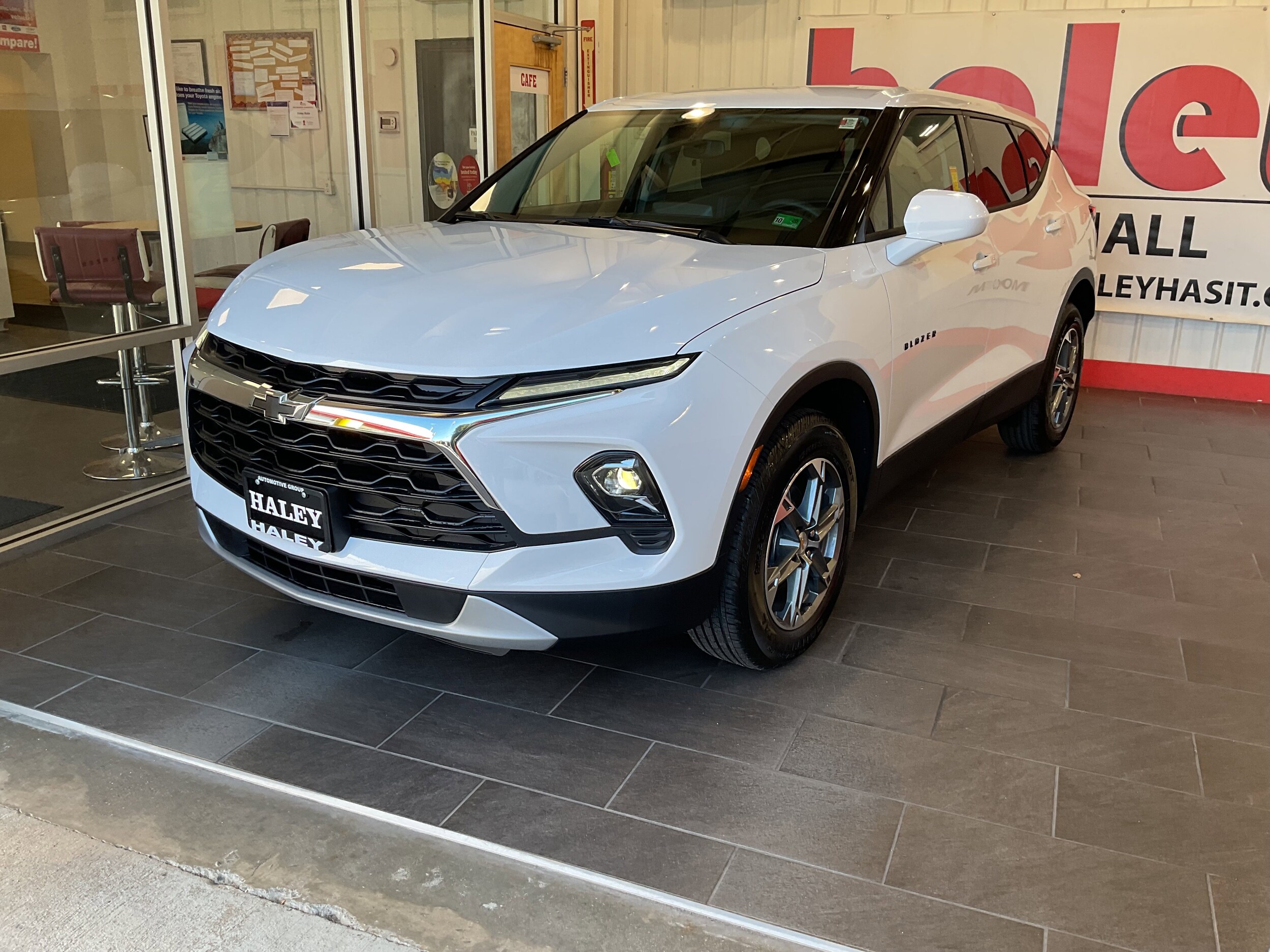 2025 Chevrolet Blazer 2LT photo 2