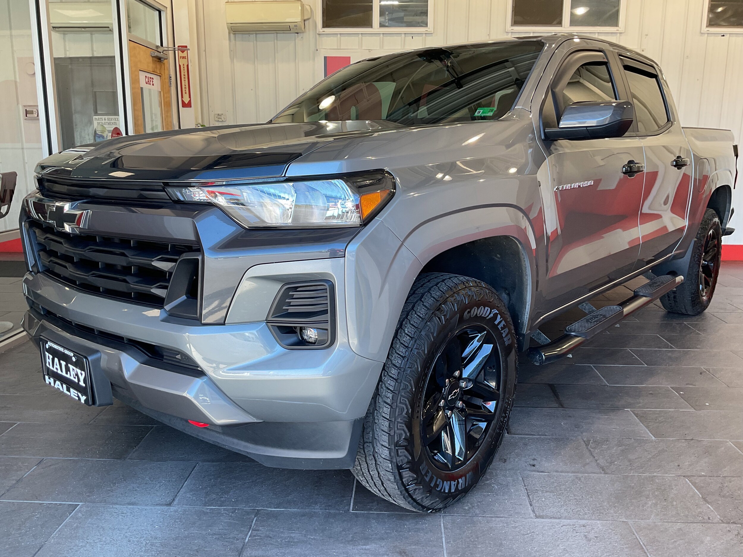 2023 Chevrolet Colorado LT photo 2