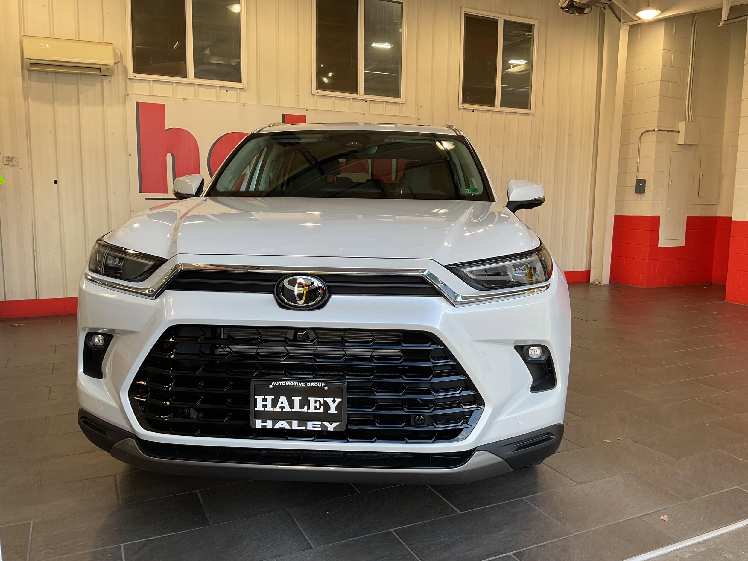 2026 Toyota Highlander Hybrid Limited photo 2