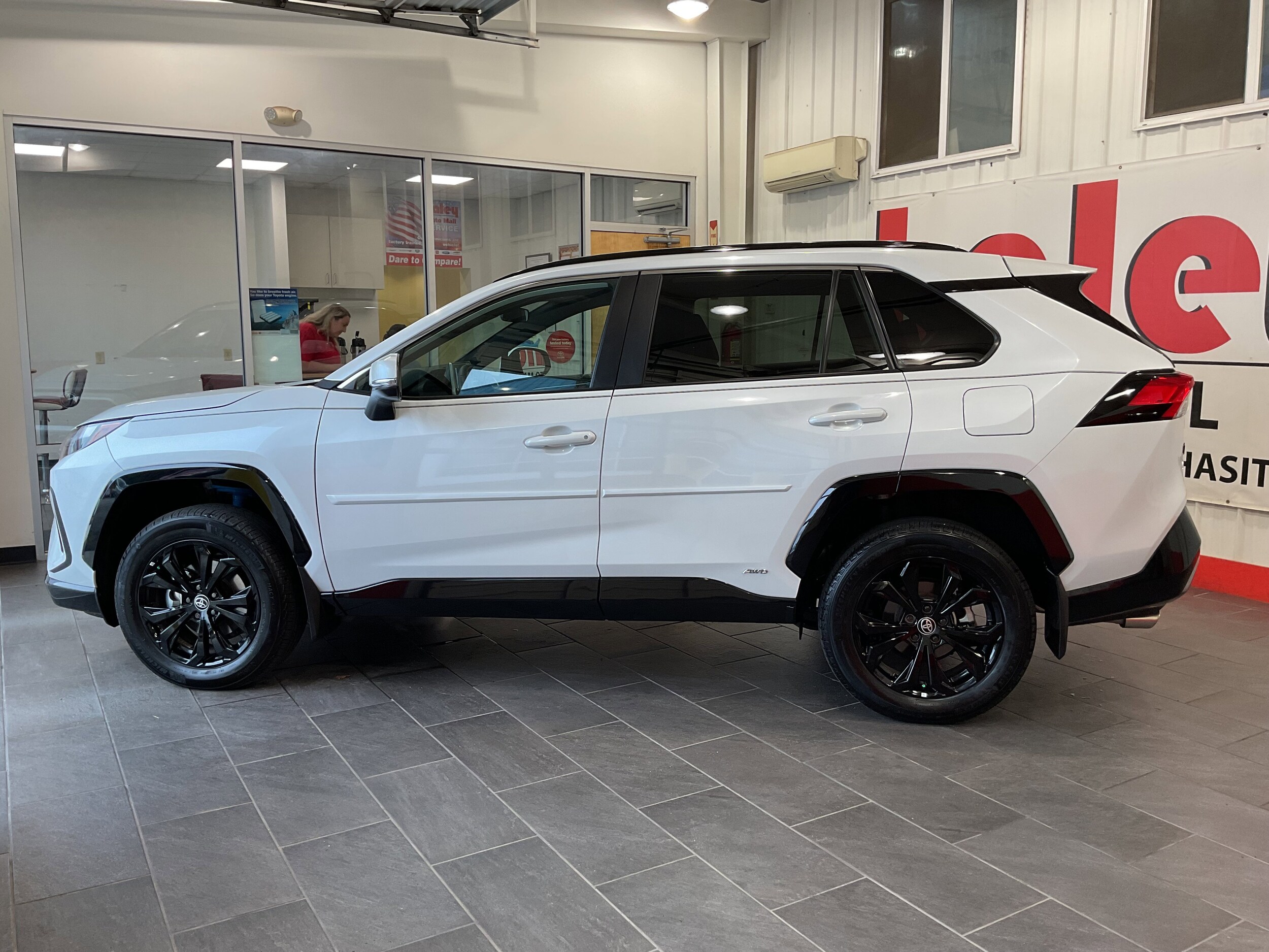 2023 Toyota RAV4 Hybrid SE photo 2