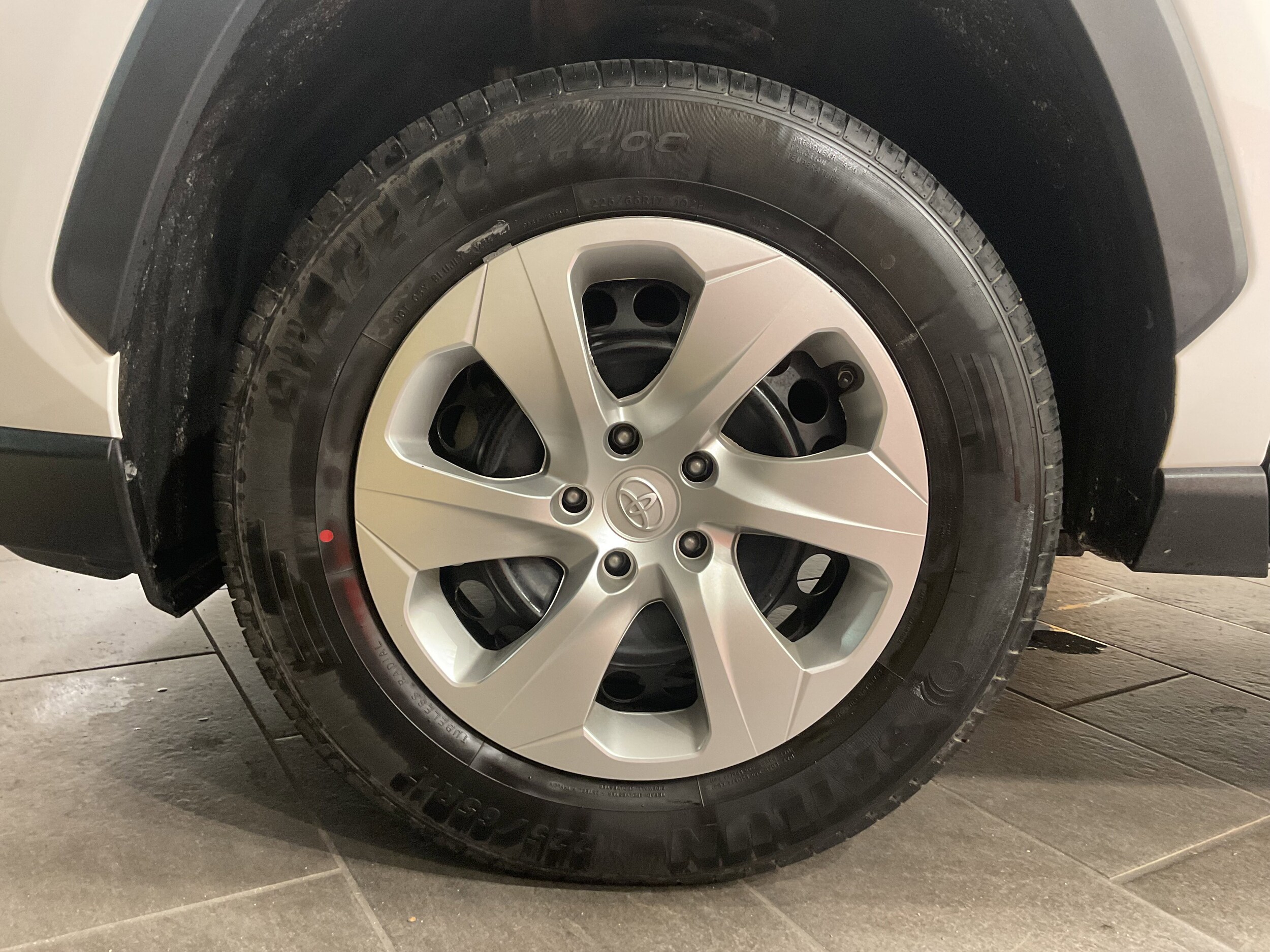 2023 Toyota RAV4 LE photo 4