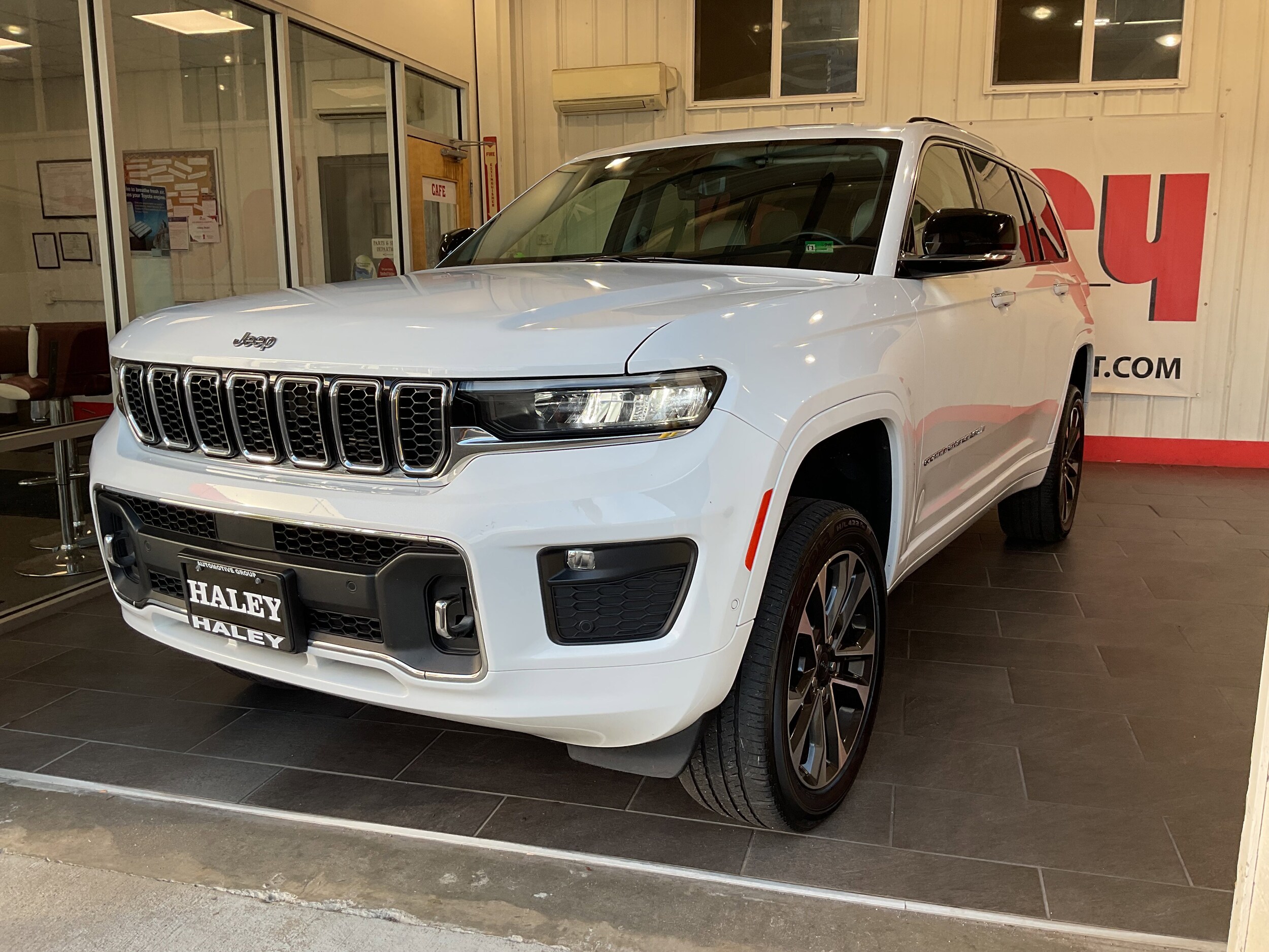 2022 Jeep Grand Cherokee Overland photo 2