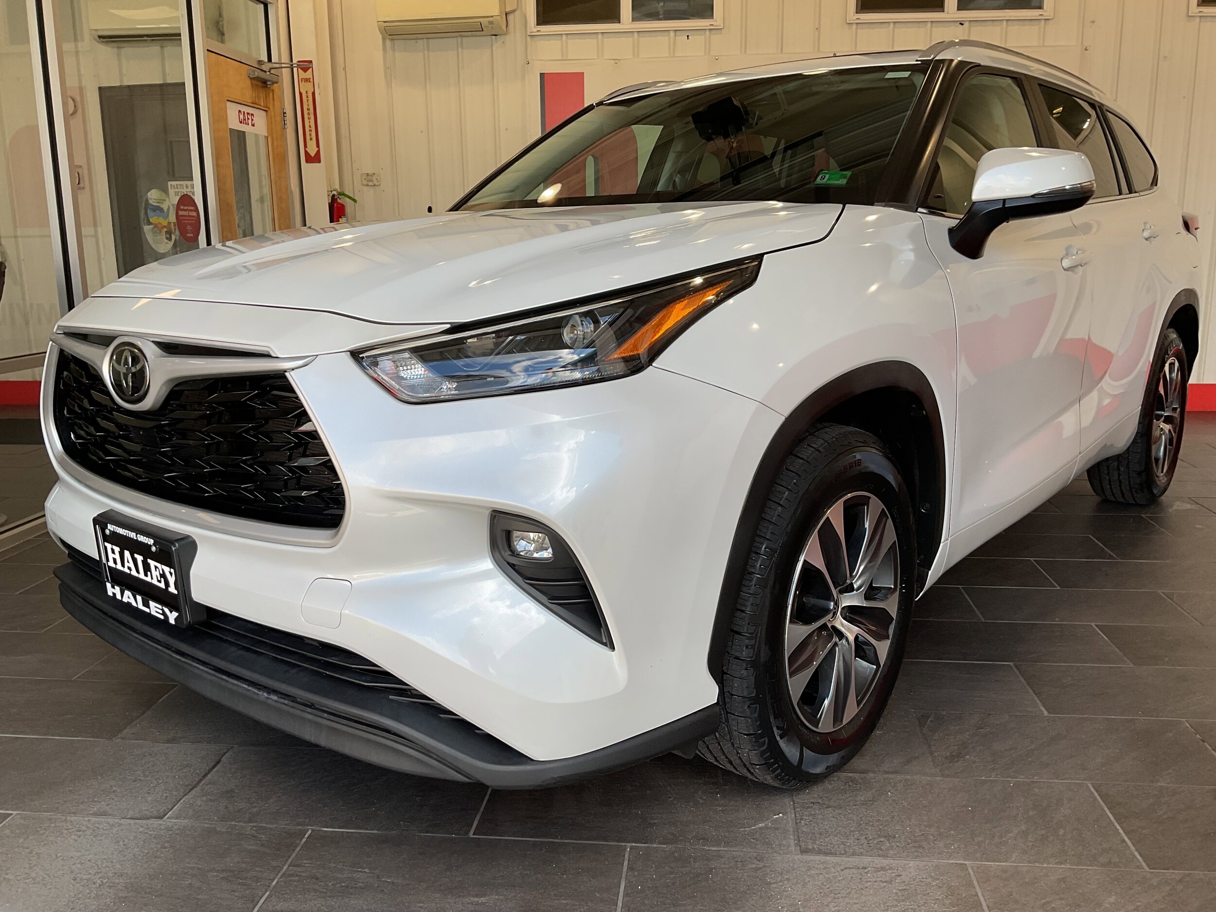 2023 Toyota Highlander XLE photo 2